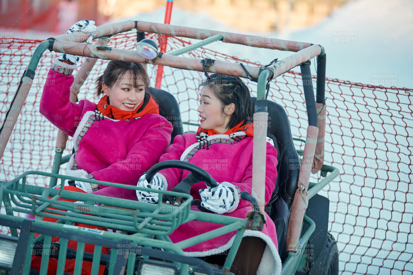 在冰天雪地玩耍雪上娛樂載具車輛的閨蜜少女