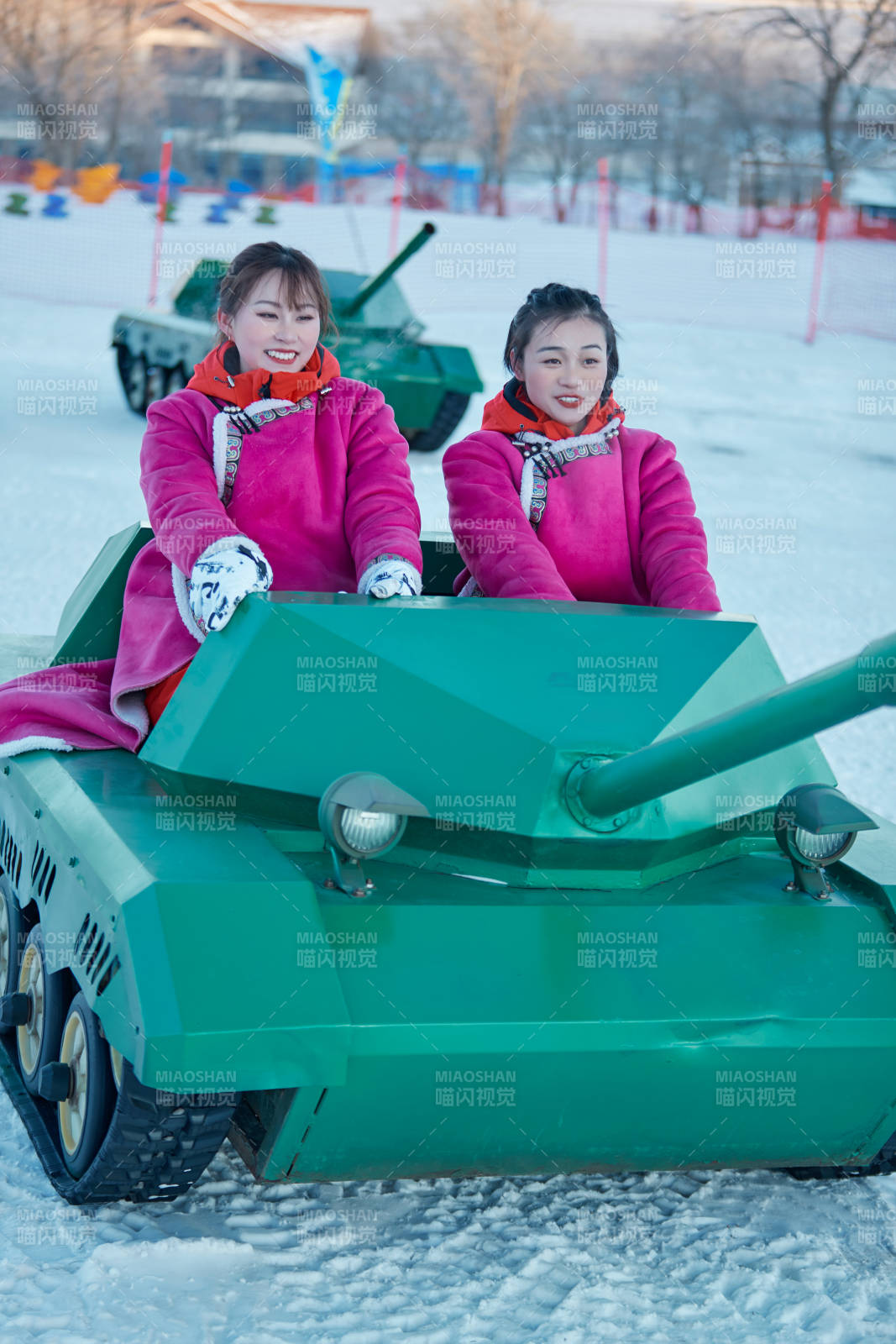 在冰天雪地玩耍雪上娛樂載具車輛的閨蜜少女