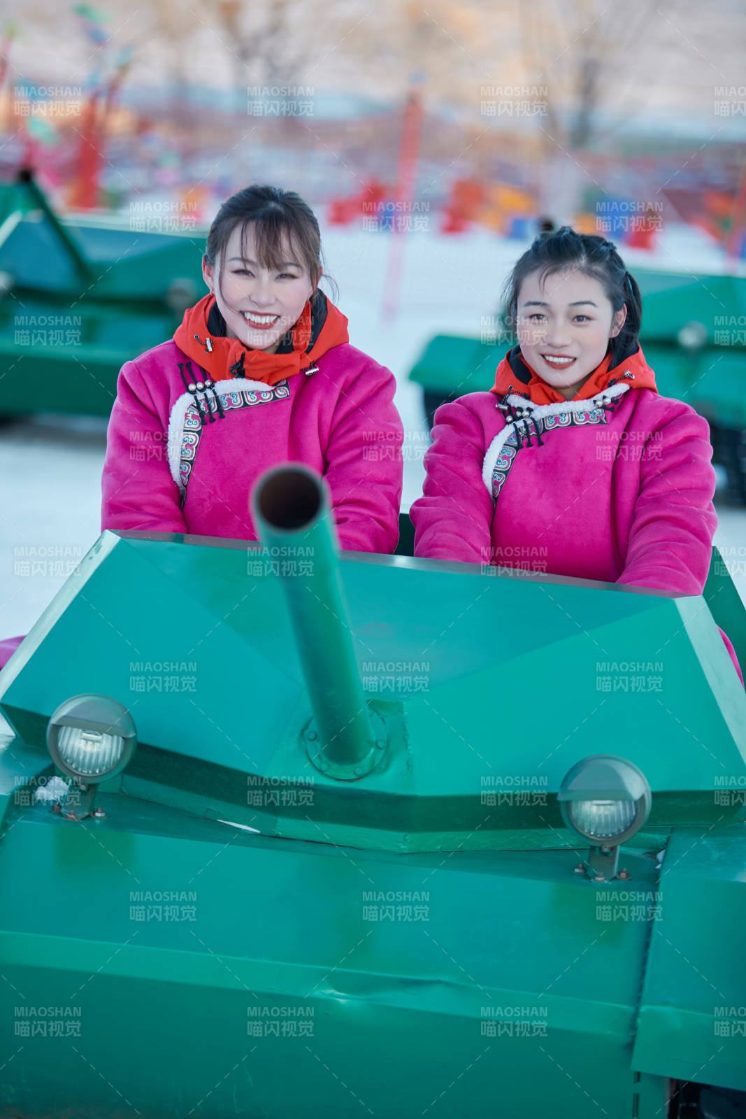 在冰天雪地玩耍雪上娛樂(lè)載具車(chē)輛的閨蜜少女