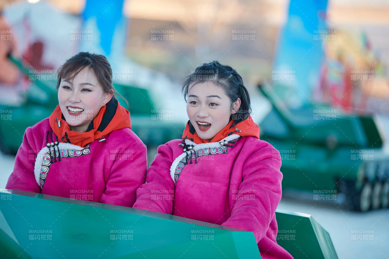 在冰天雪地玩耍雪上娛樂載具車輛的閨蜜少女