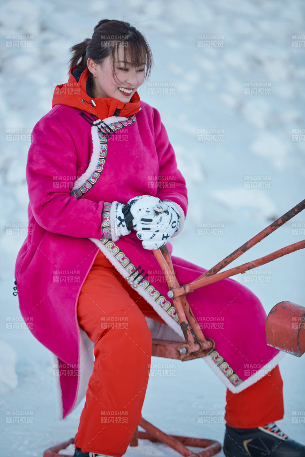 在雪地上打鬧嬉戲開心玩耍的閨蜜少女