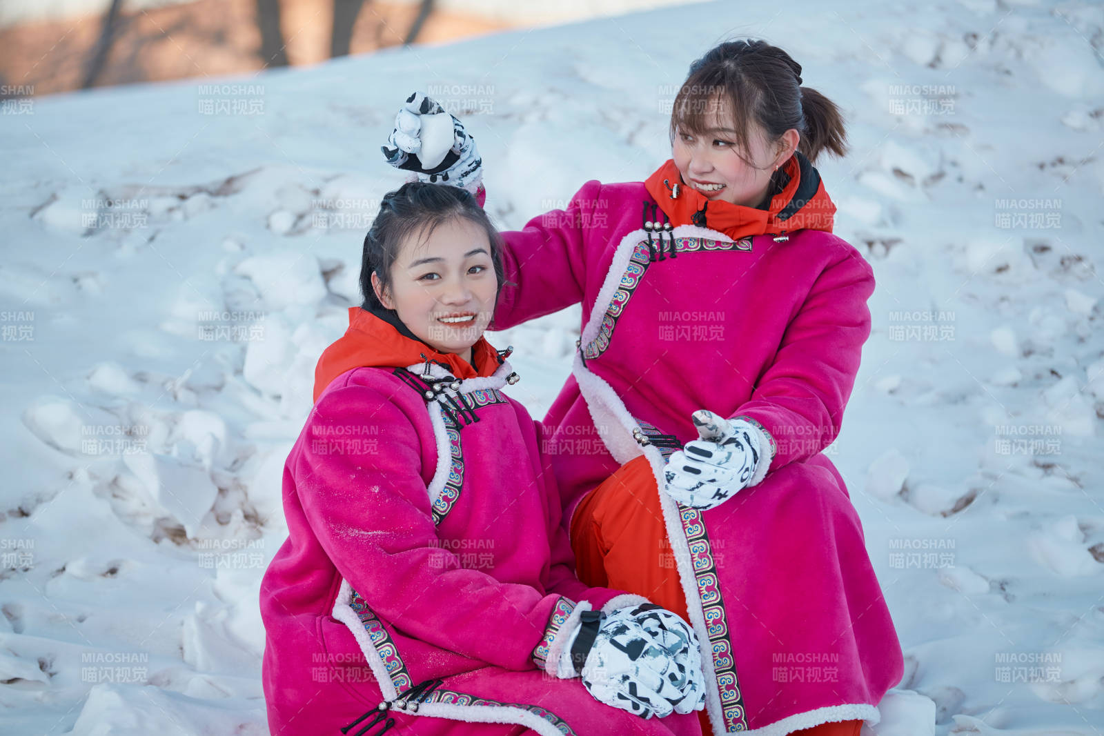 在雪地上打鬧嬉戲開心玩耍的閨蜜少女