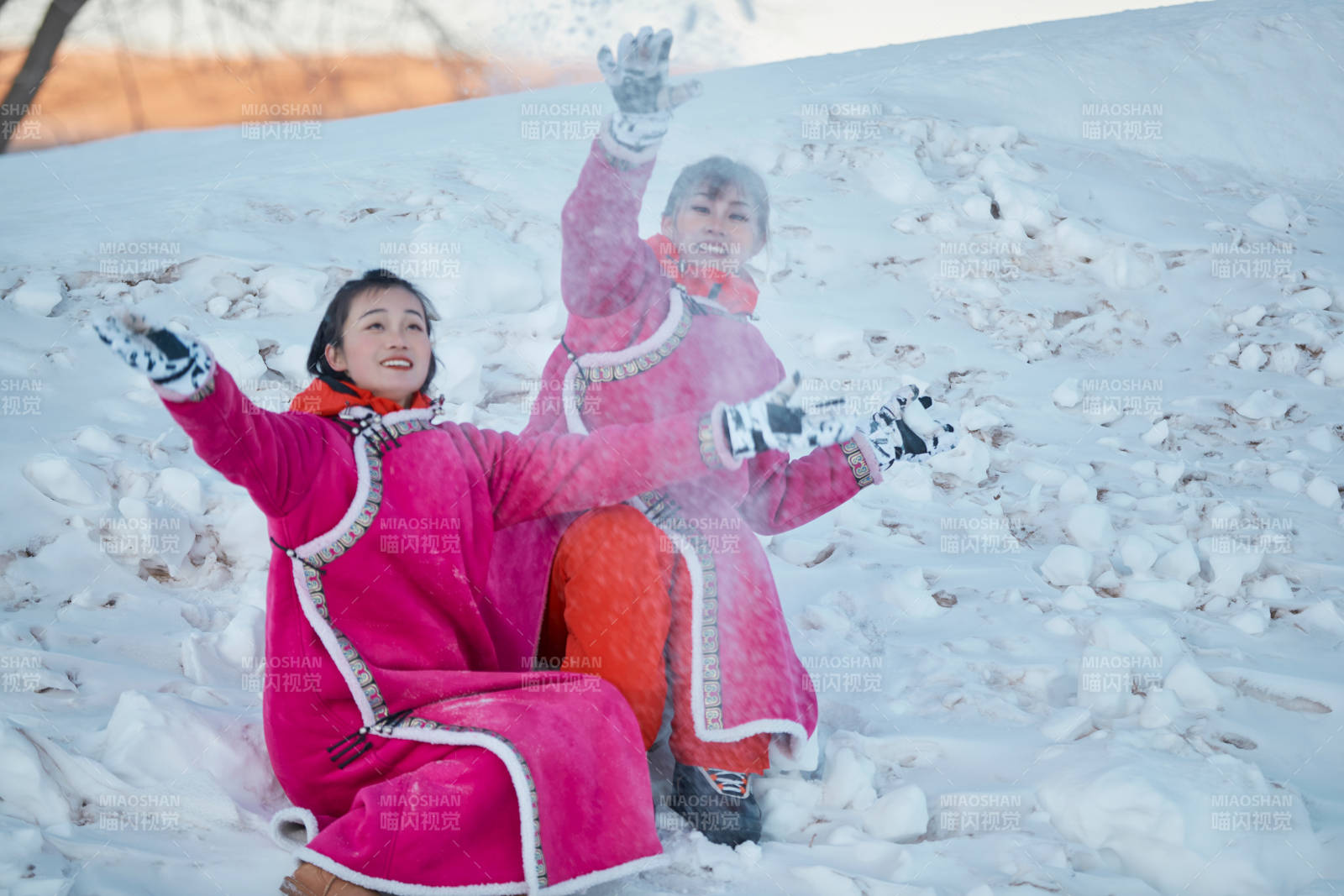 在雪地上打鬧嬉戲開心玩耍的閨蜜少女