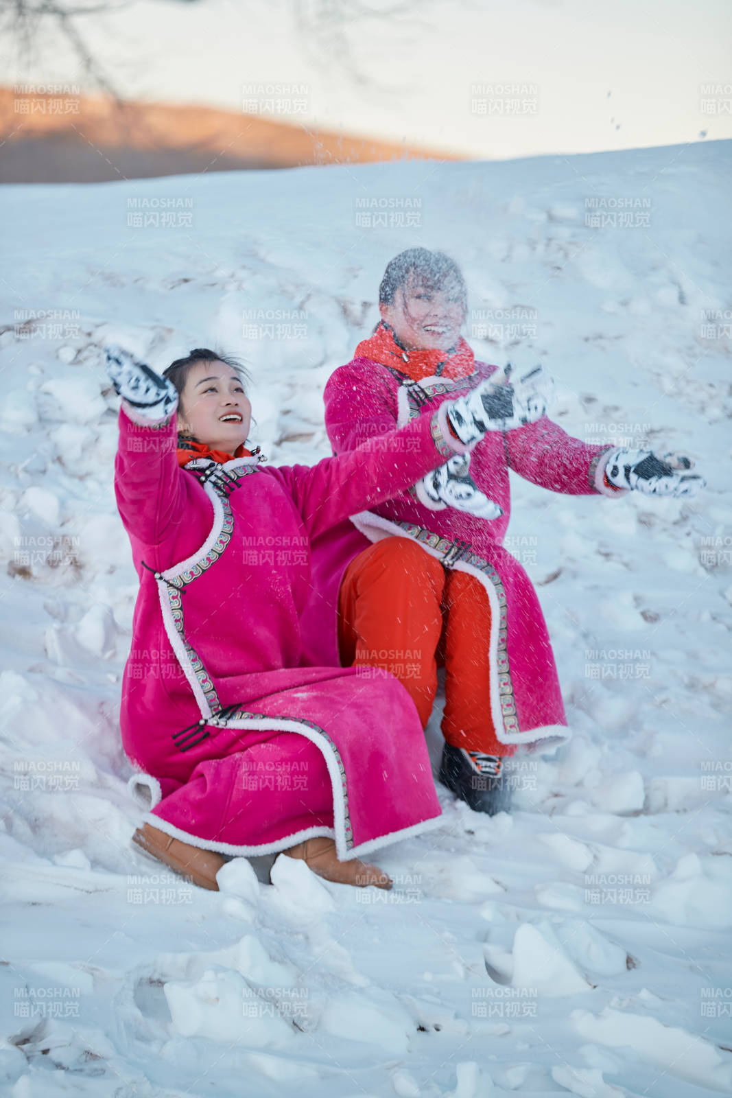 在雪地上打鬧嬉戲開心玩耍的閨蜜少女