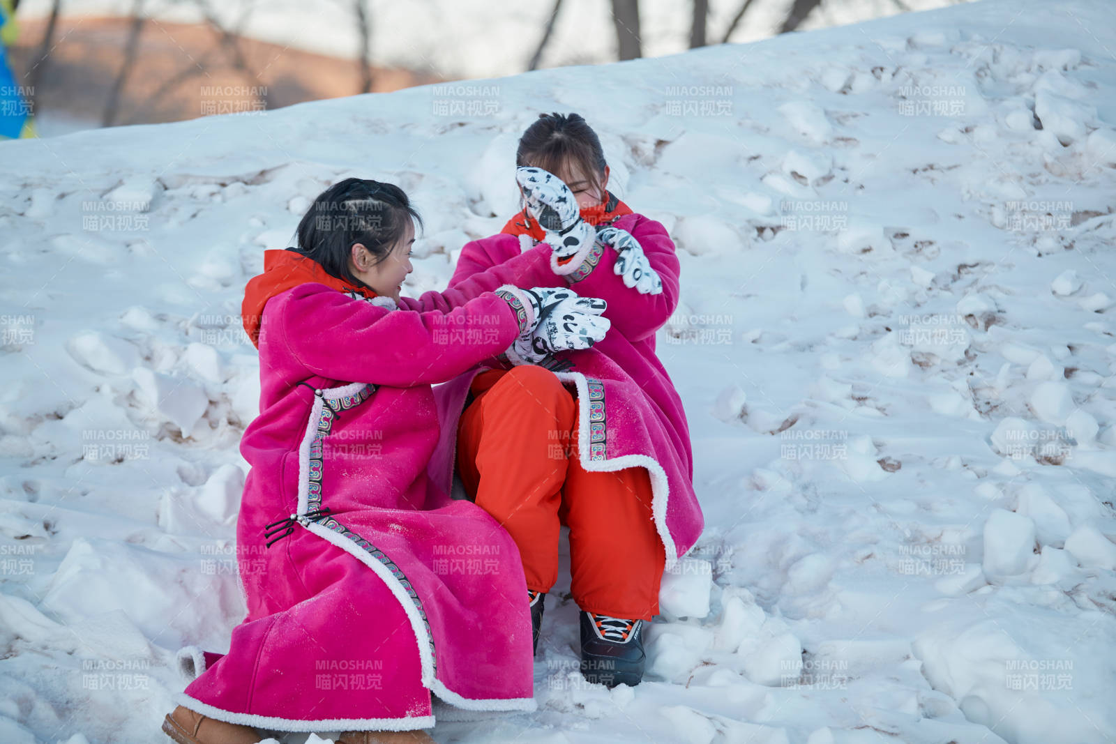 在雪地上打鬧嬉戲開心玩耍的閨蜜少女