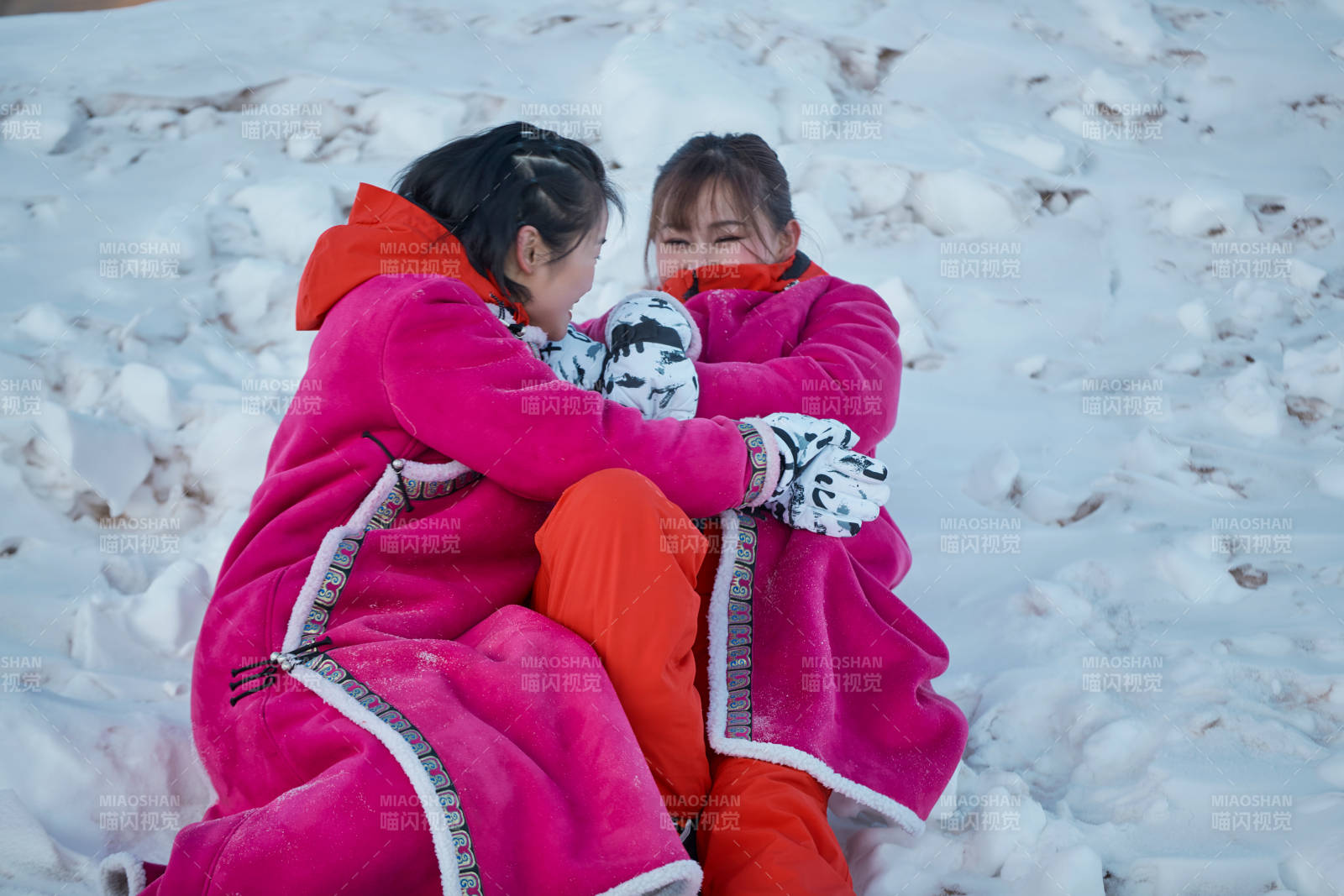 在雪地上打鬧嬉戲開心玩耍的閨蜜少女