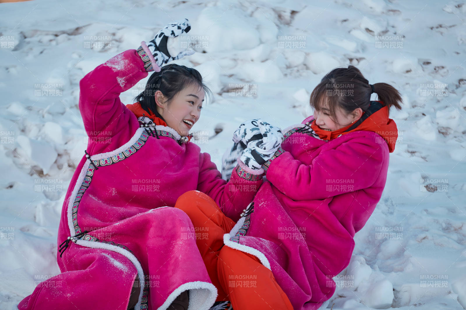 在雪地上打鬧嬉戲開(kāi)心玩耍的閨蜜少女