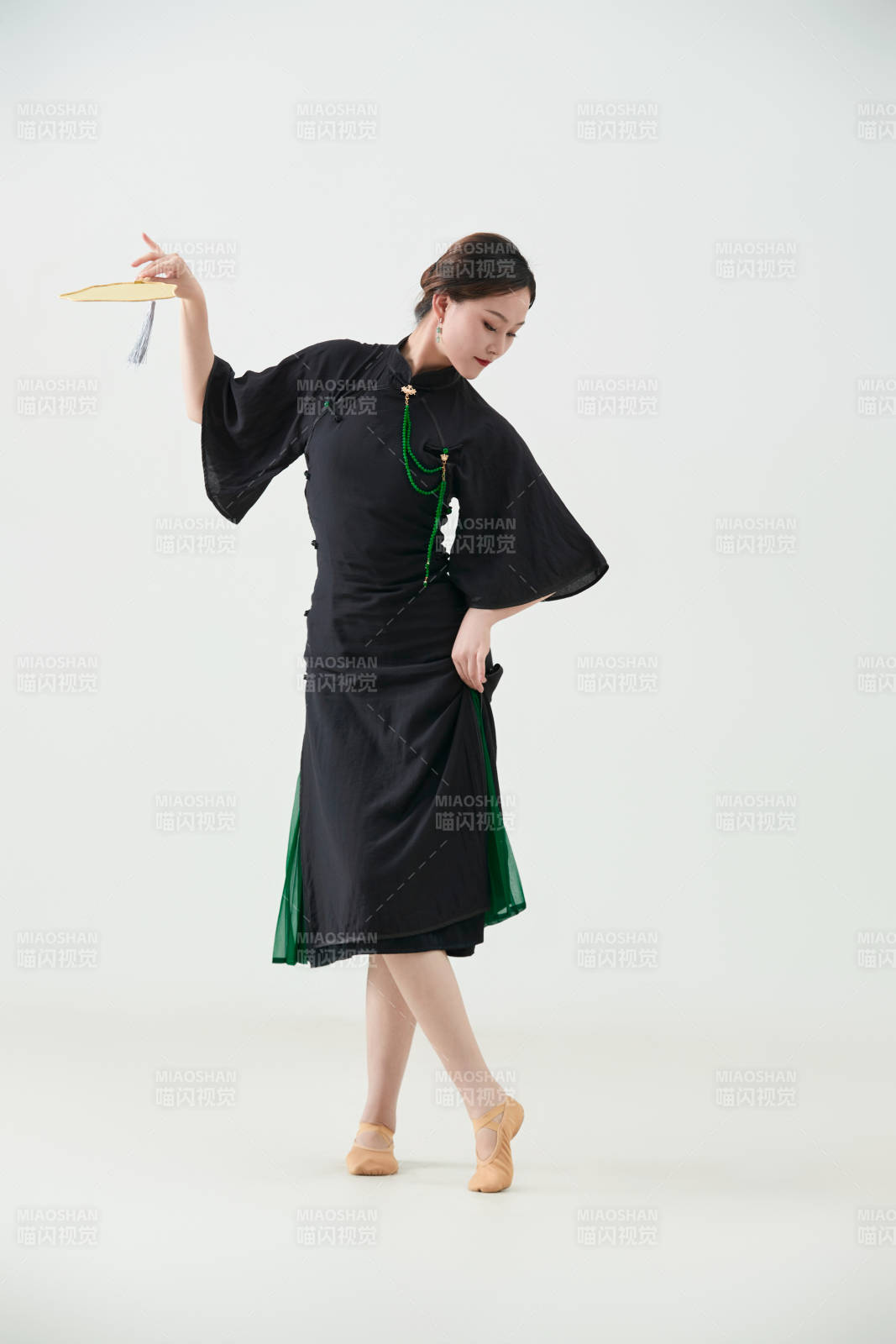 穿著中式旗袍翩翩舞蹈的亞洲少女舞者