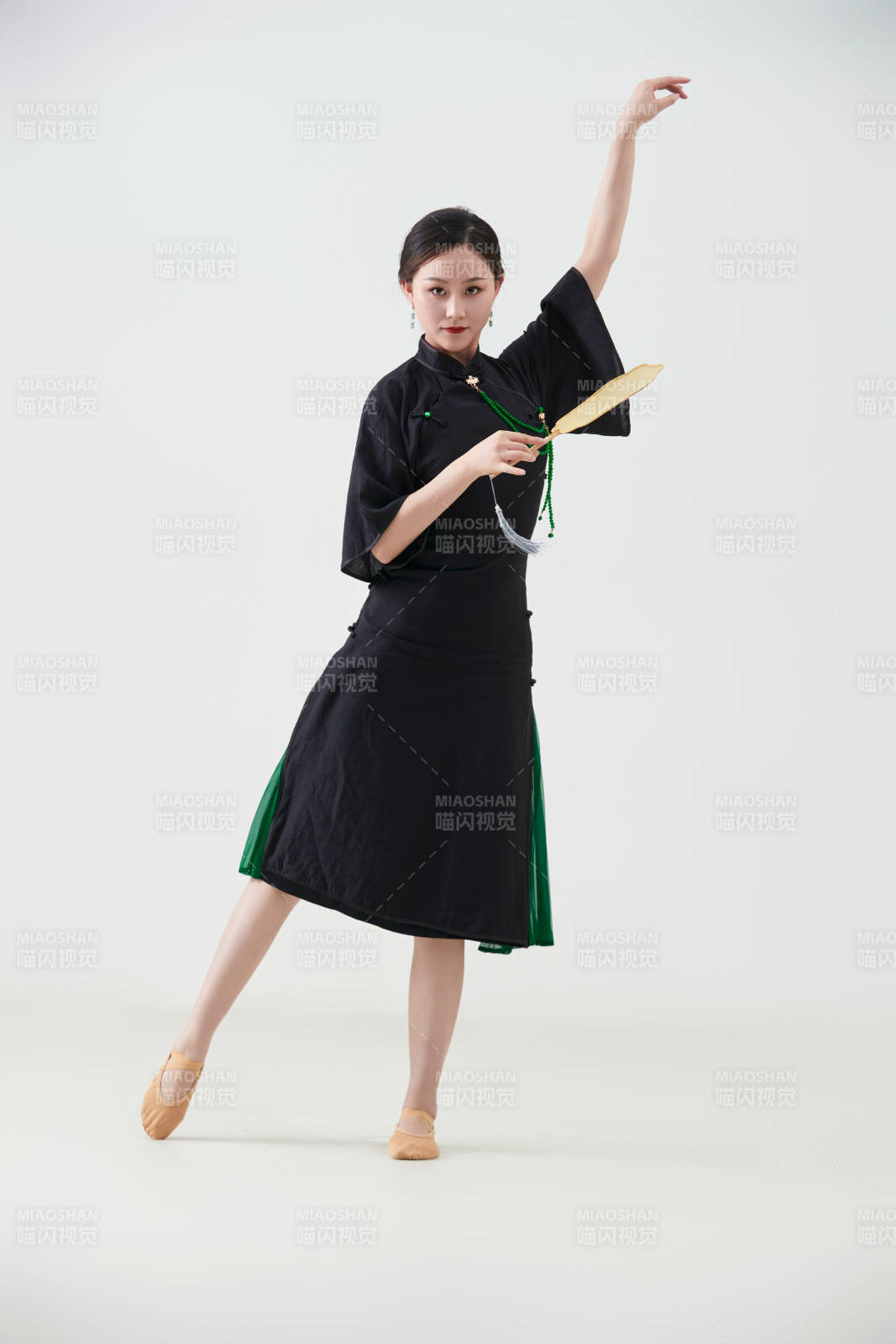 穿著中式旗袍翩翩舞蹈的亞洲少女舞者