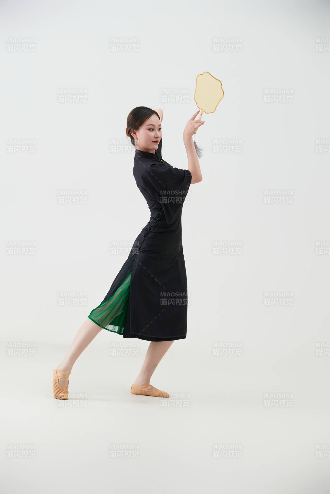 穿著中式旗袍翩翩舞蹈的亞洲少女舞者