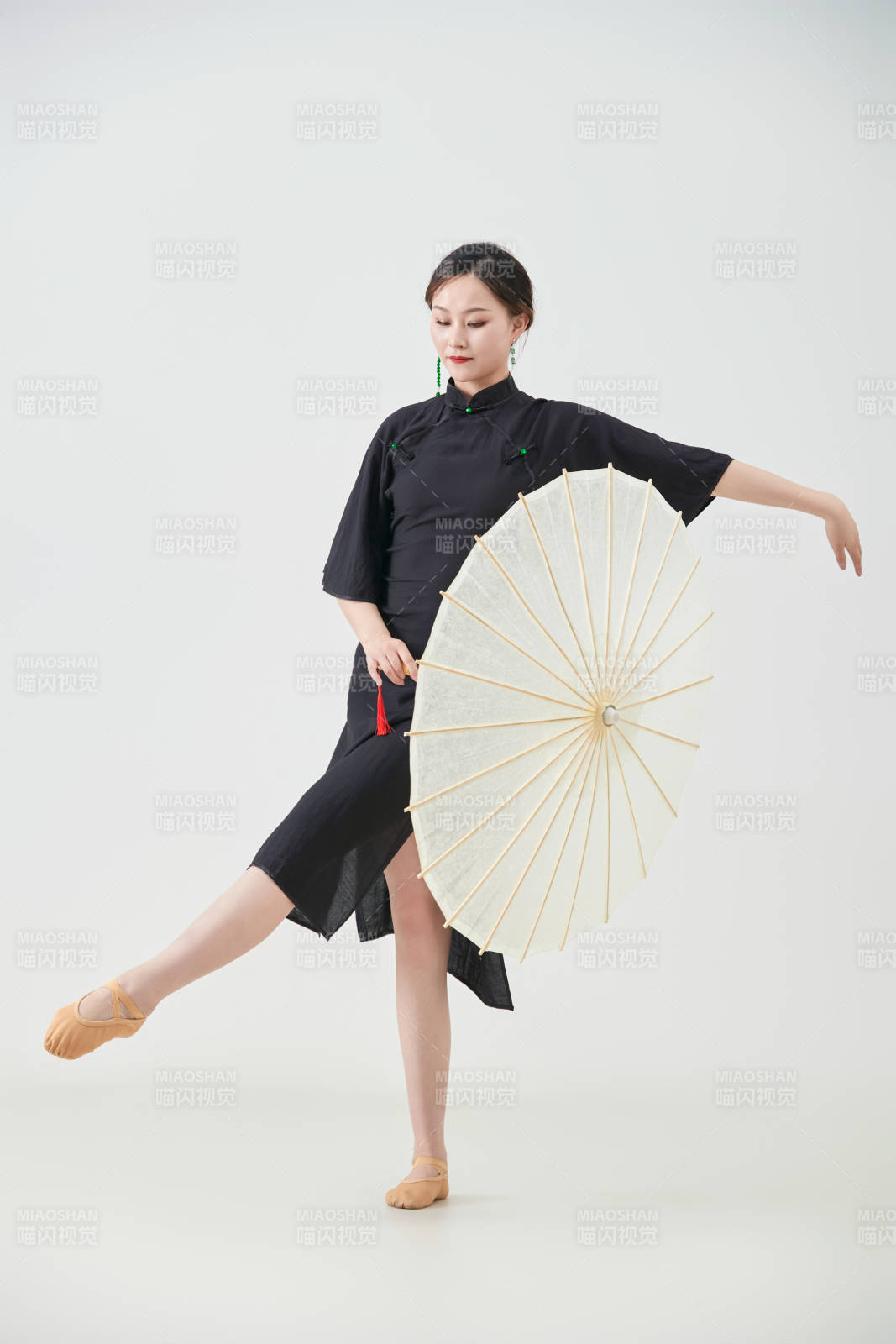 穿中式旗袍手拿油紙傘翩翩舞蹈的亞洲少女舞者