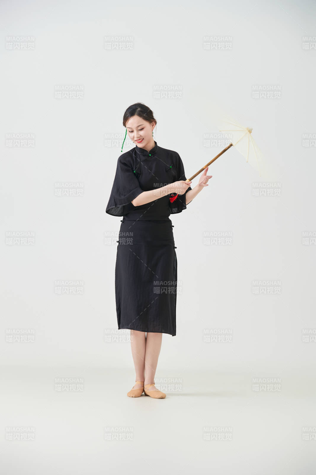 穿中式旗袍手拿油紙傘翩翩舞蹈的亞洲少女舞者