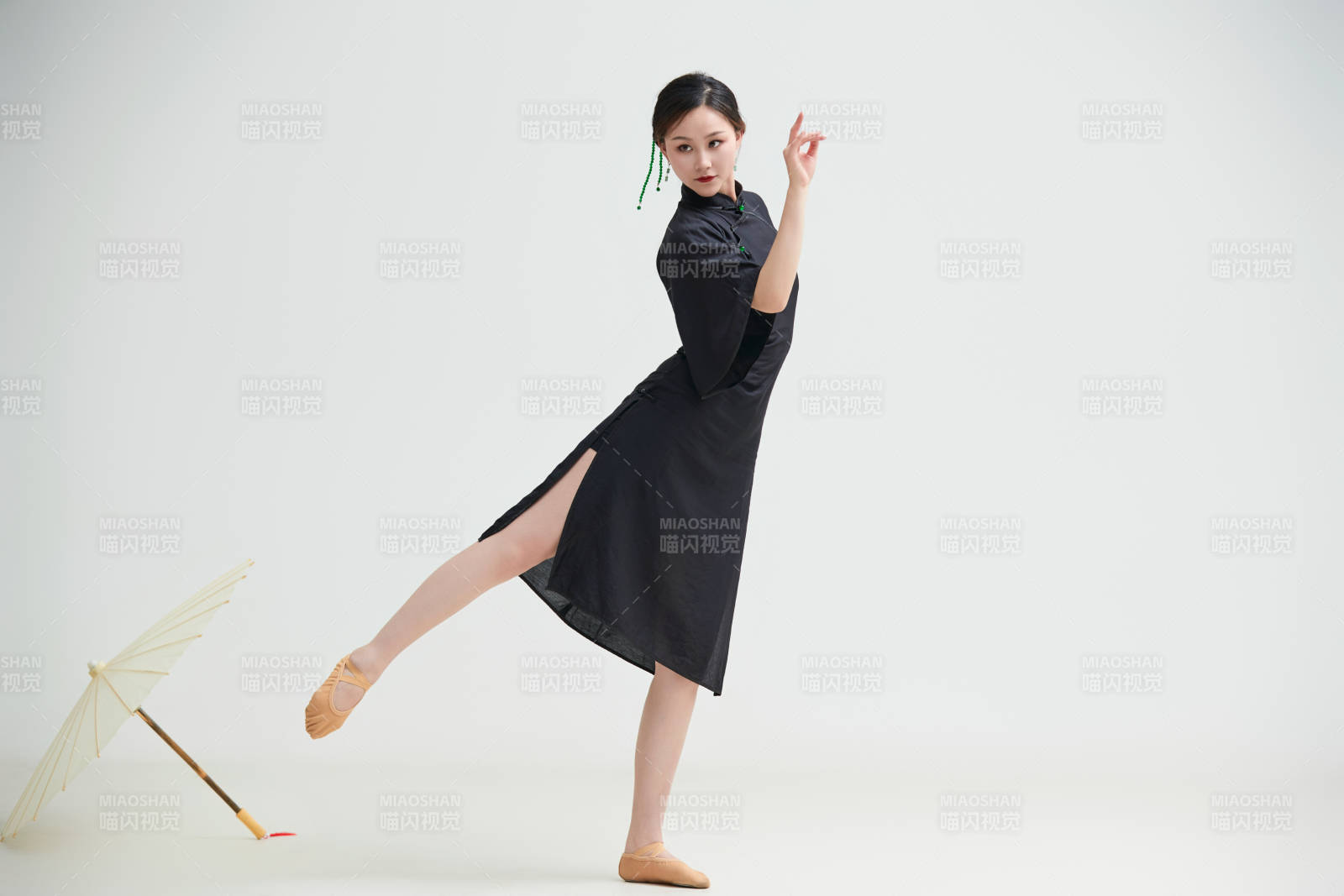 穿中式旗袍手拿油紙傘翩翩舞蹈的亞洲少女舞者