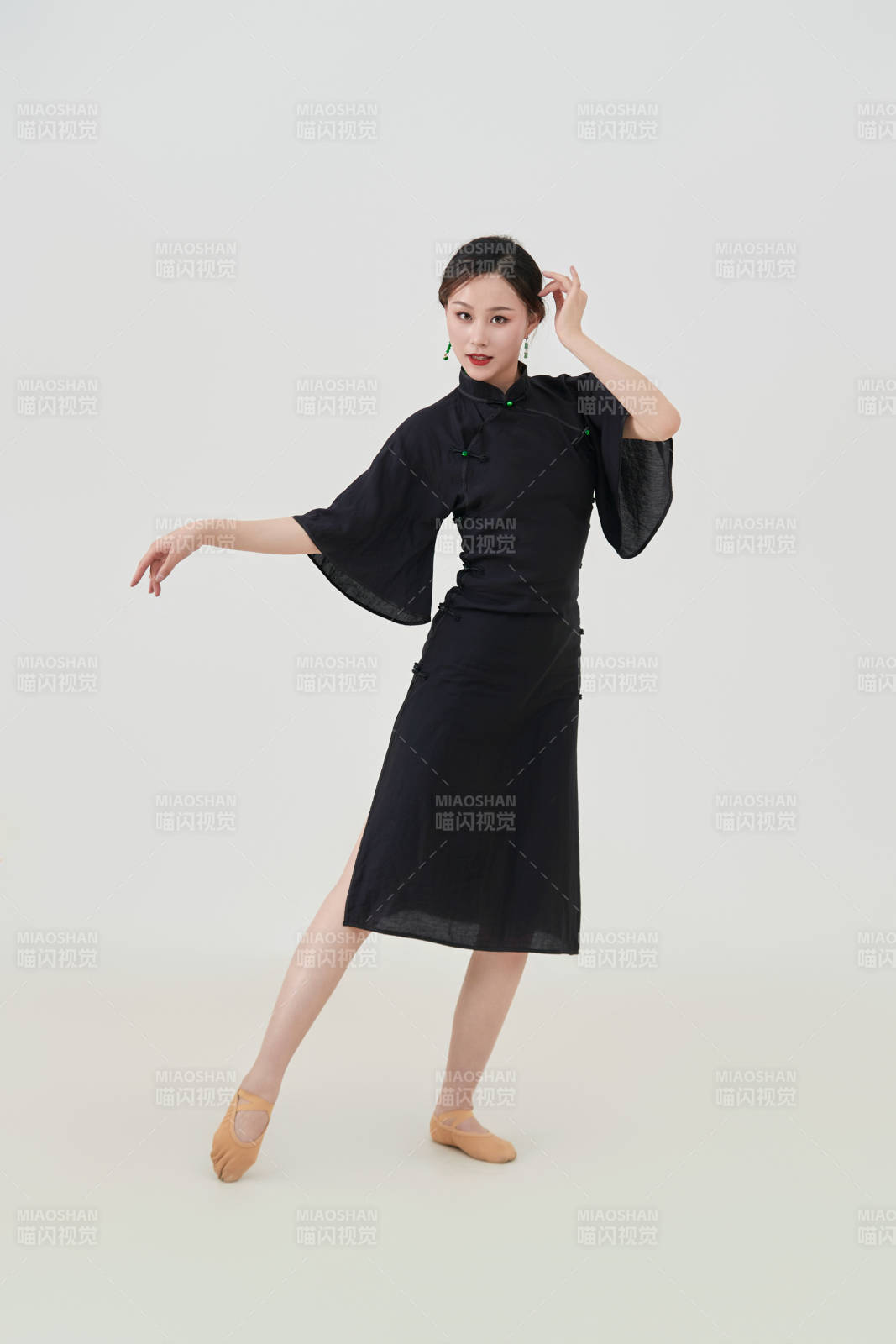 穿著中式旗袍翩翩舞蹈的亞洲少女舞者