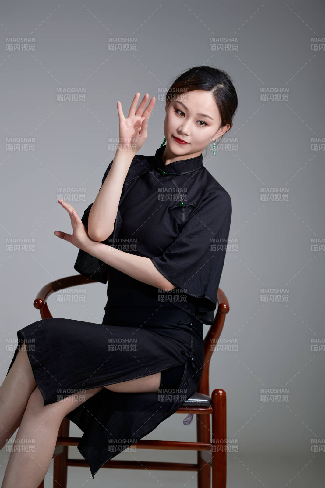 穿著中式旗袍翩翩舞蹈的亞洲少女舞者