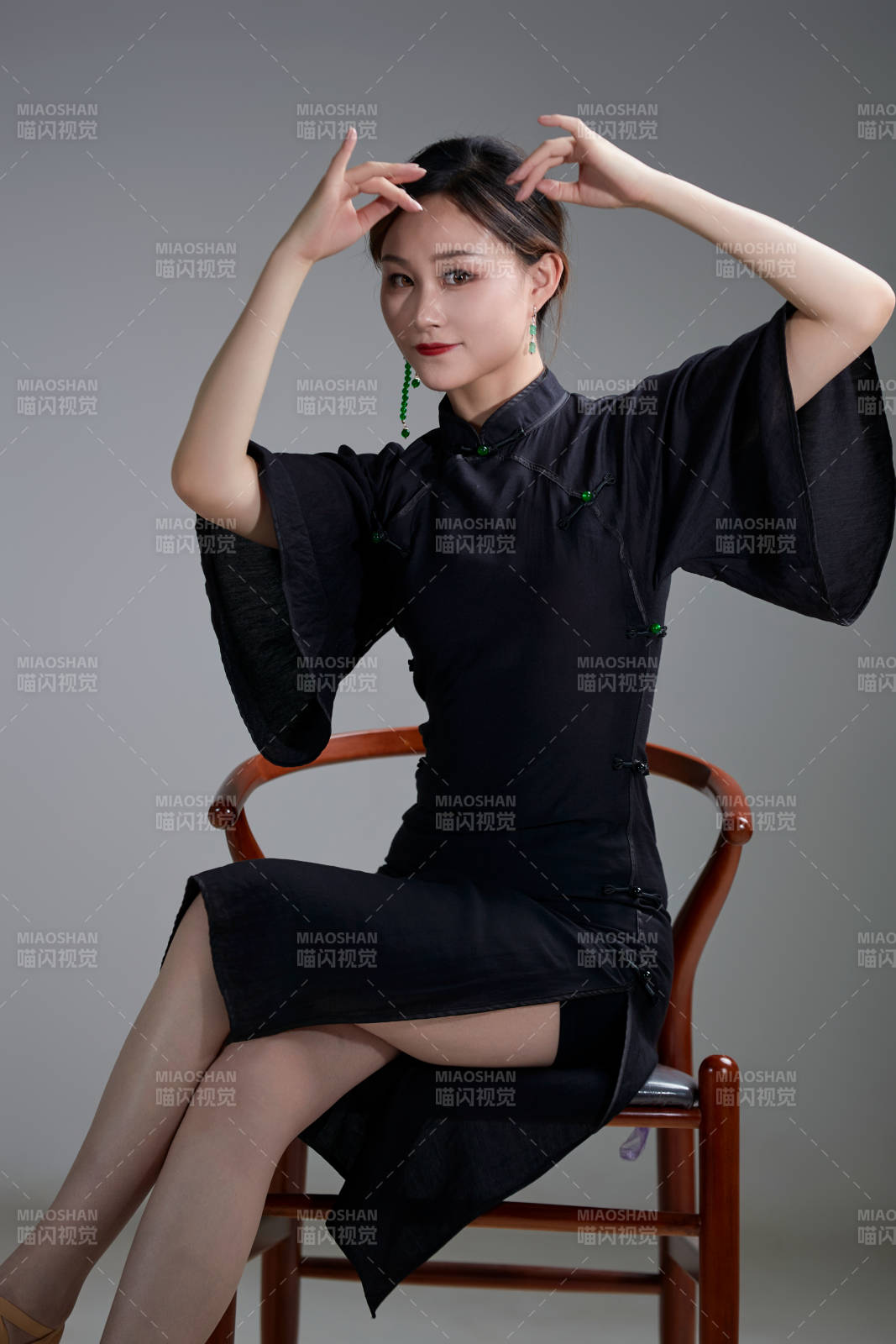 穿著中式旗袍翩翩舞蹈的亞洲少女舞者