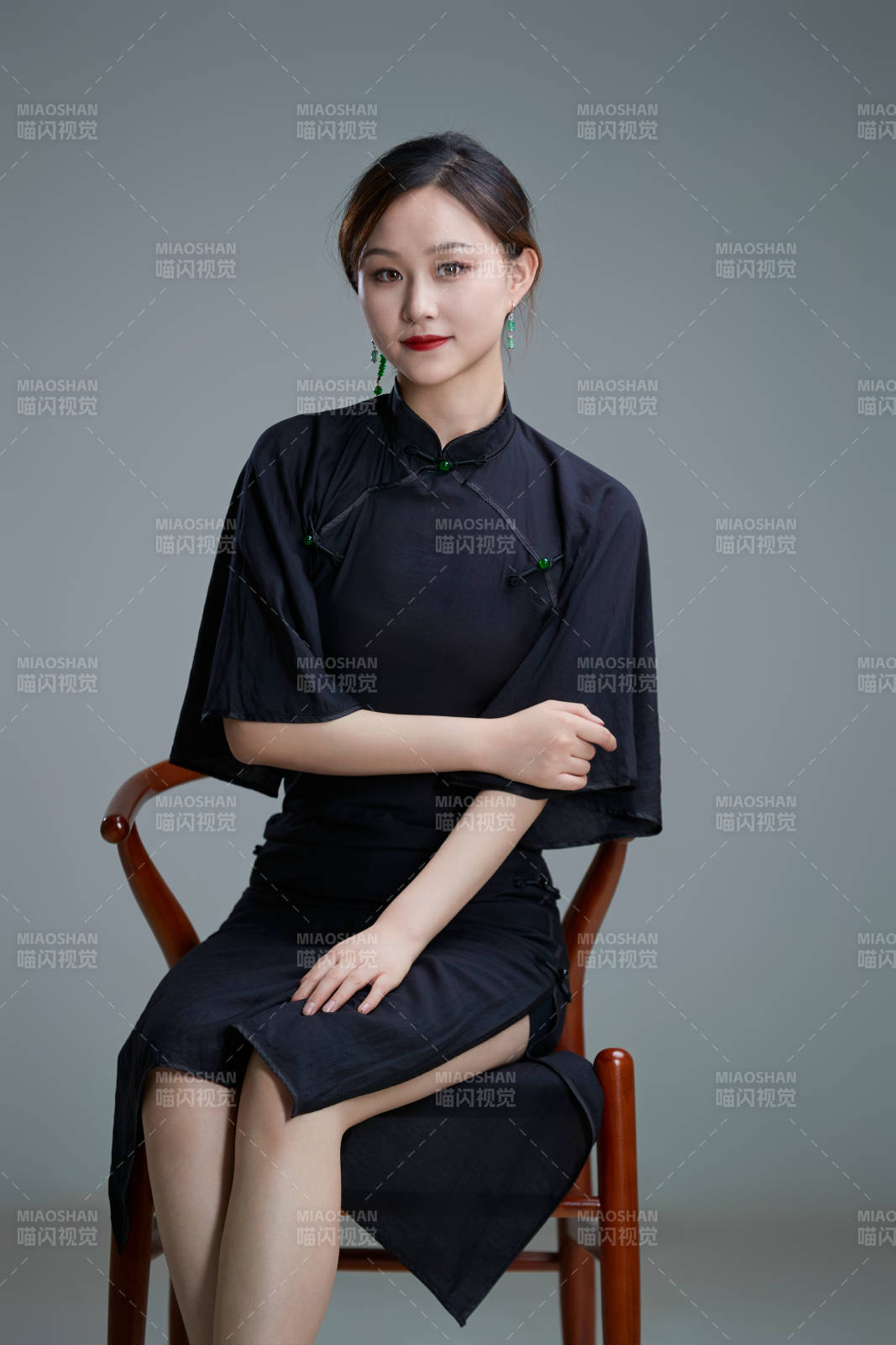 穿著中式旗袍翩翩舞蹈的亞洲少女舞者