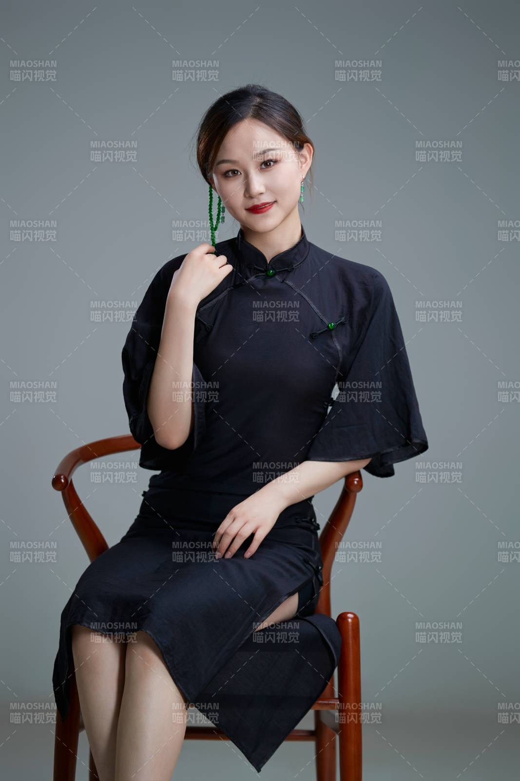 穿著中式旗袍翩翩舞蹈的亞洲少女舞者