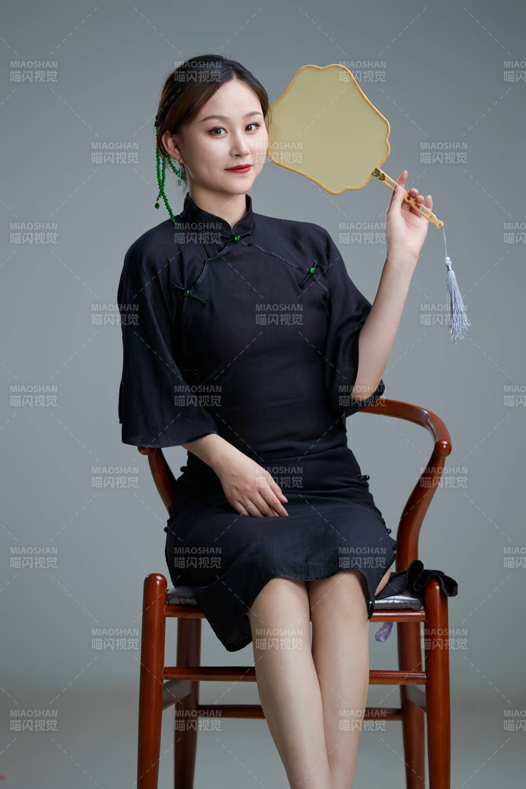 穿著中式旗袍翩翩舞蹈的亞洲少女舞者