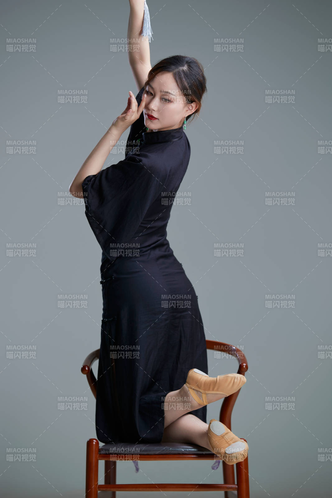 穿著中式旗袍翩翩舞蹈的亞洲少女舞者