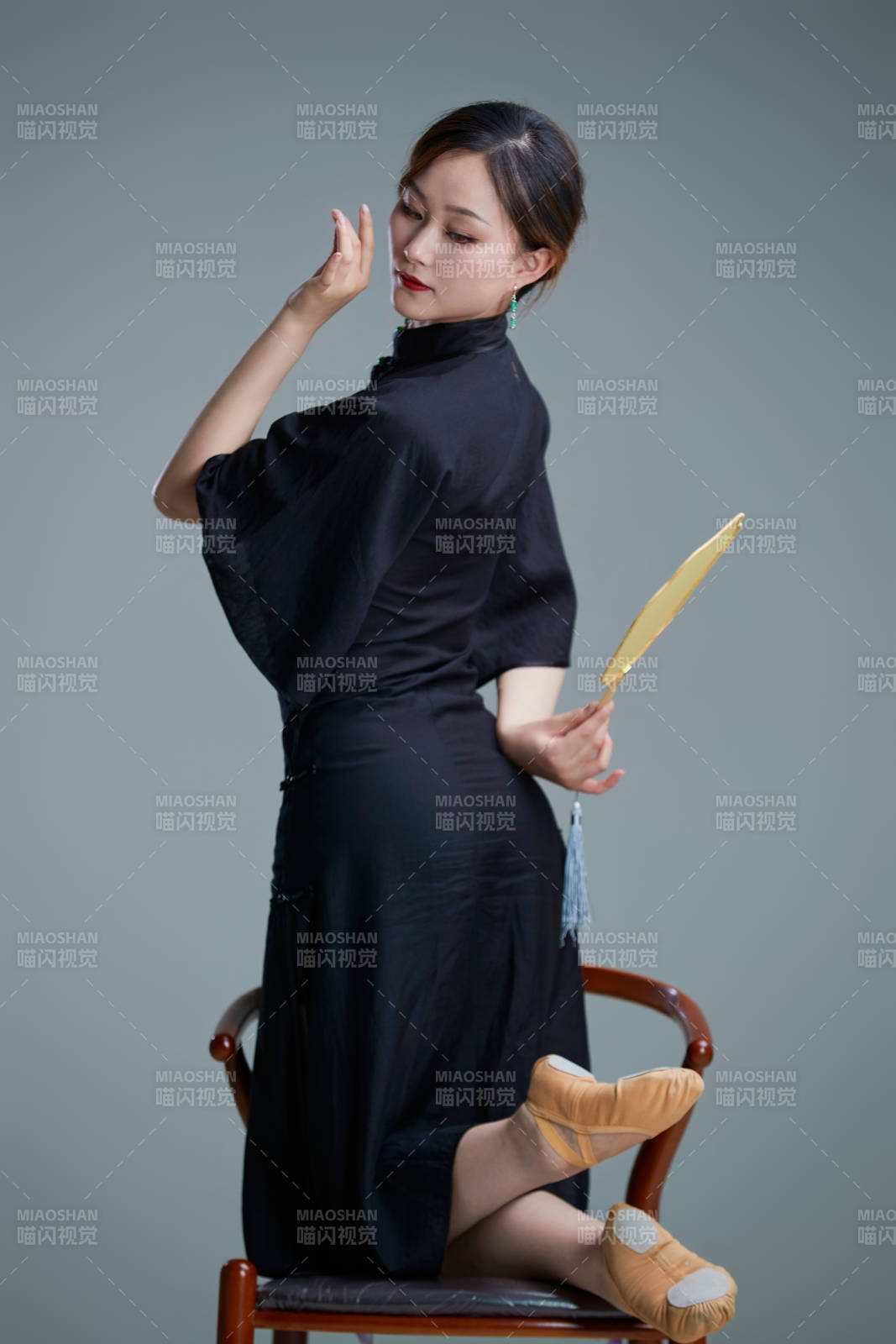 穿著中式旗袍翩翩舞蹈的亞洲少女舞者