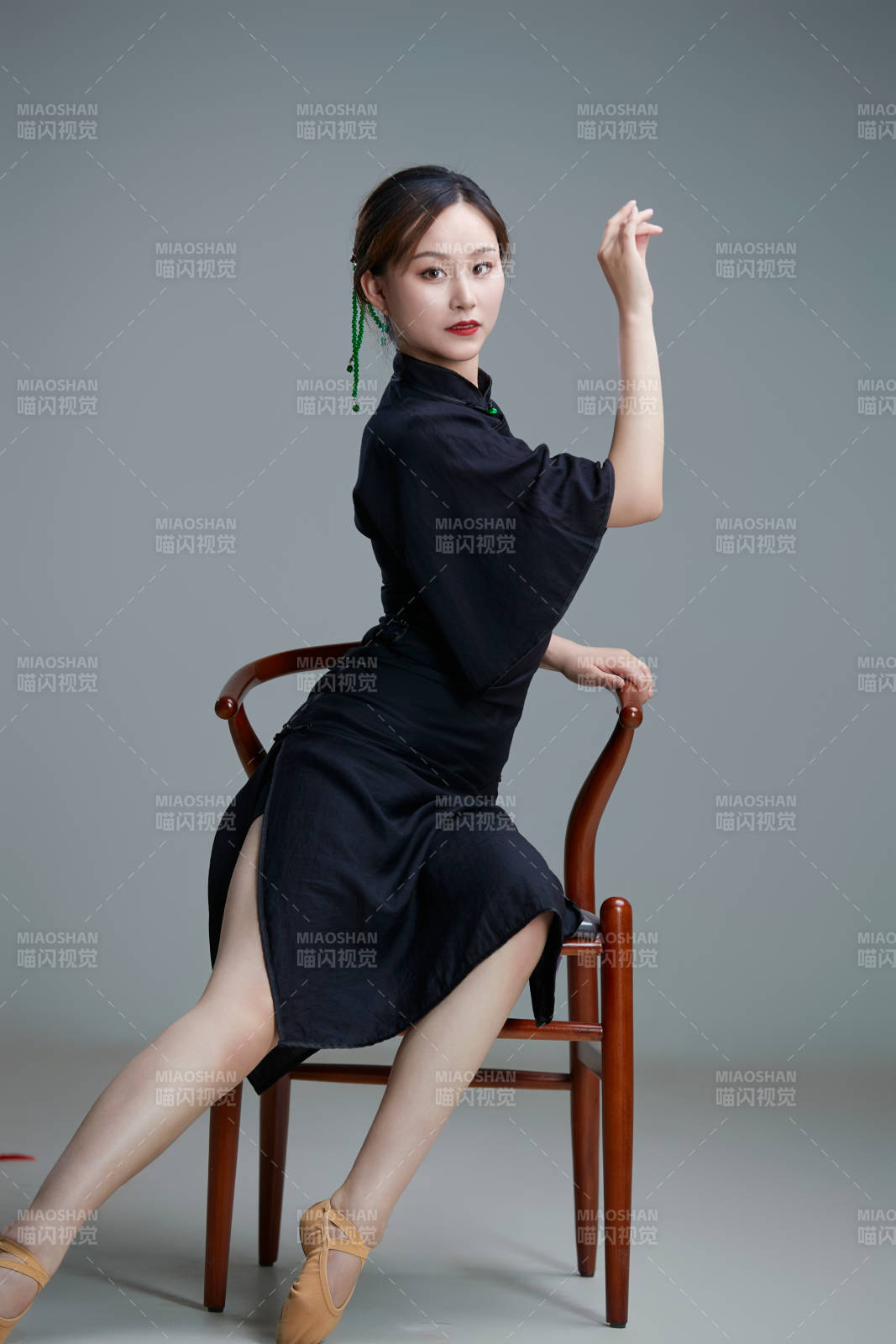 穿著中式旗袍翩翩舞蹈的亞洲少女舞者