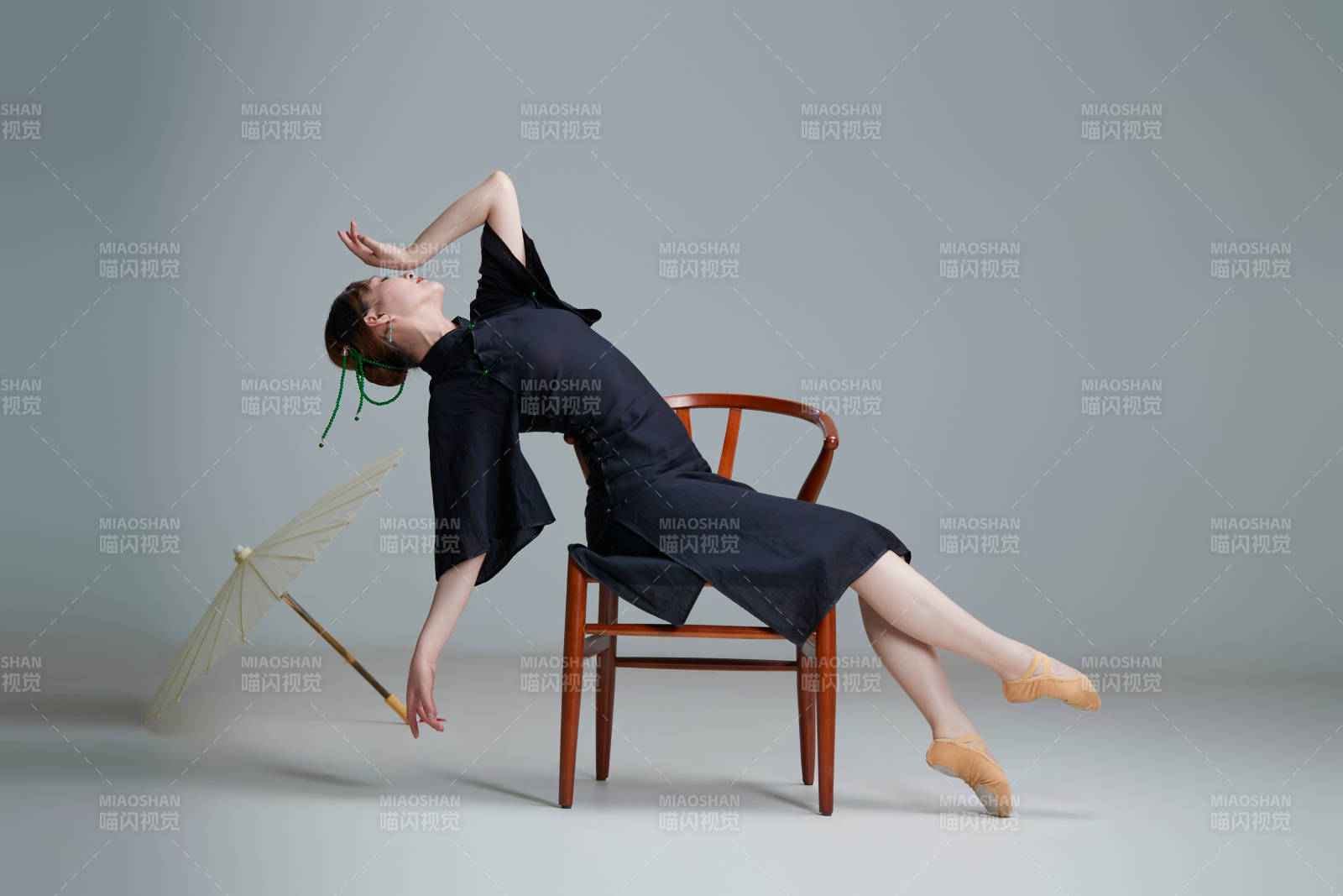 穿著中式旗袍翩翩舞蹈的亞洲少女舞者