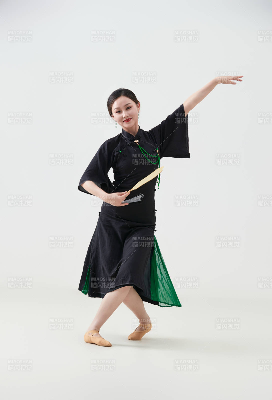 穿著中式旗袍翩翩舞蹈的亞洲少女舞者