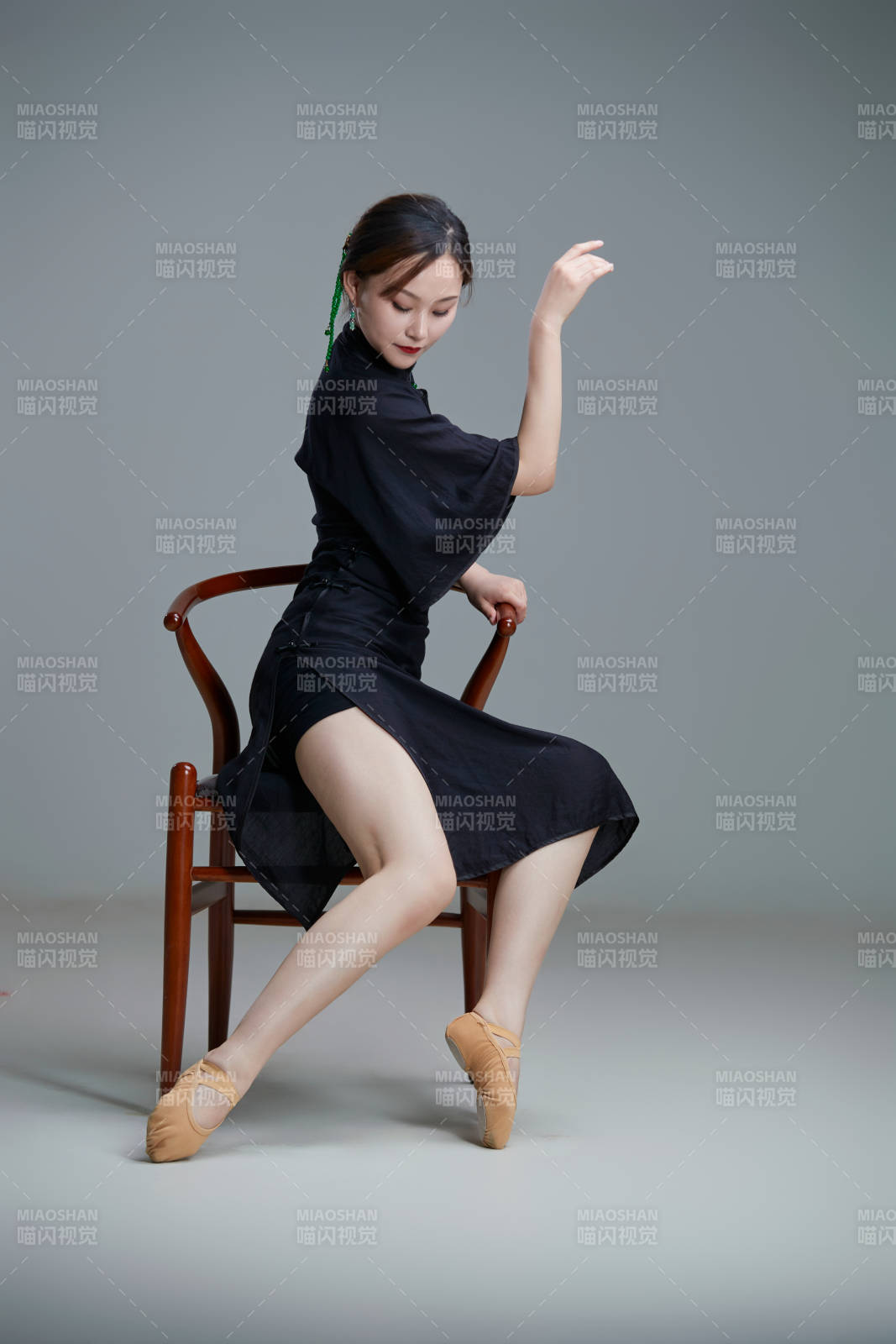 穿著中式旗袍翩翩舞蹈的亞洲少女舞者