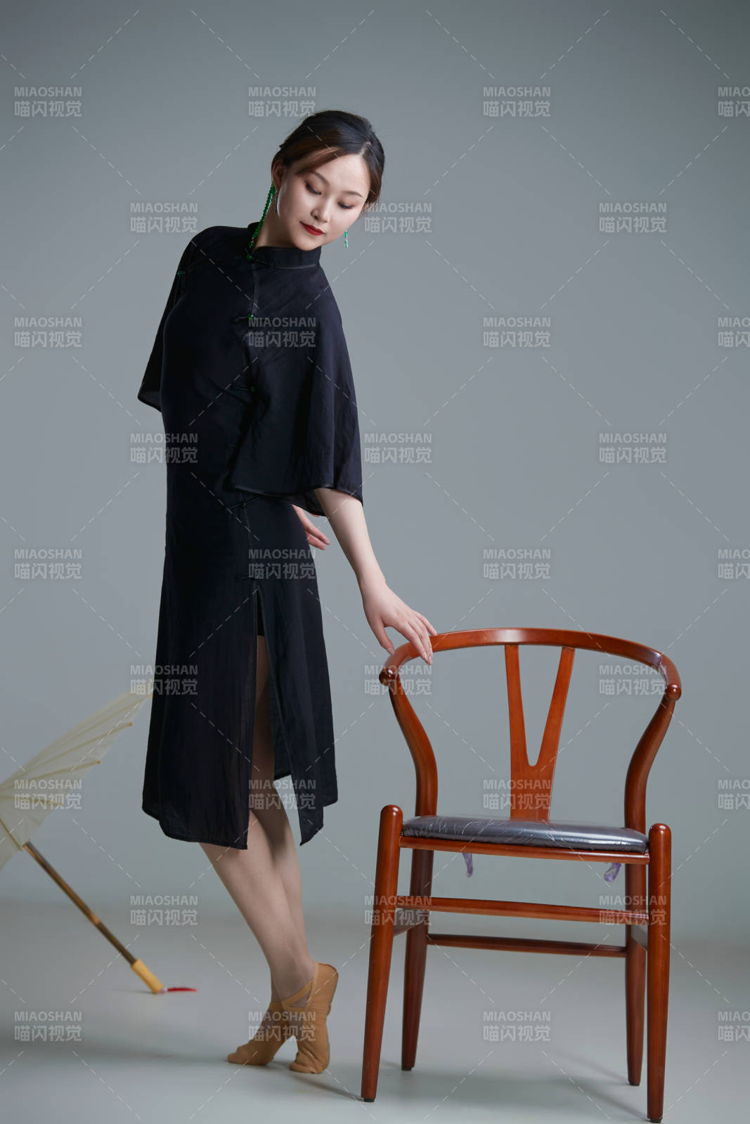 穿着中式旗袍翩翩舞蹈的亚洲少女舞者图片