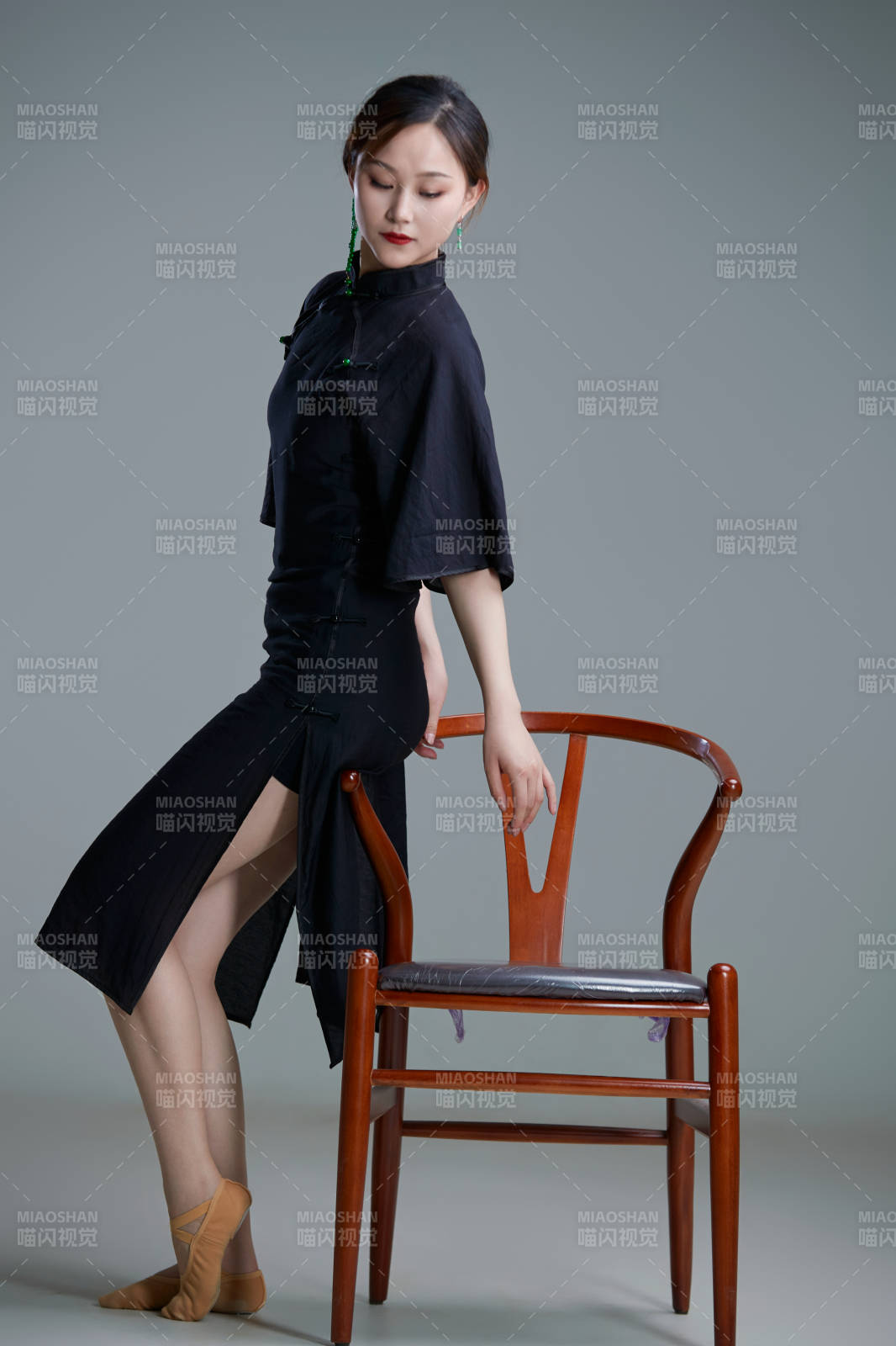 穿著中式旗袍翩翩舞蹈的亞洲少女舞者