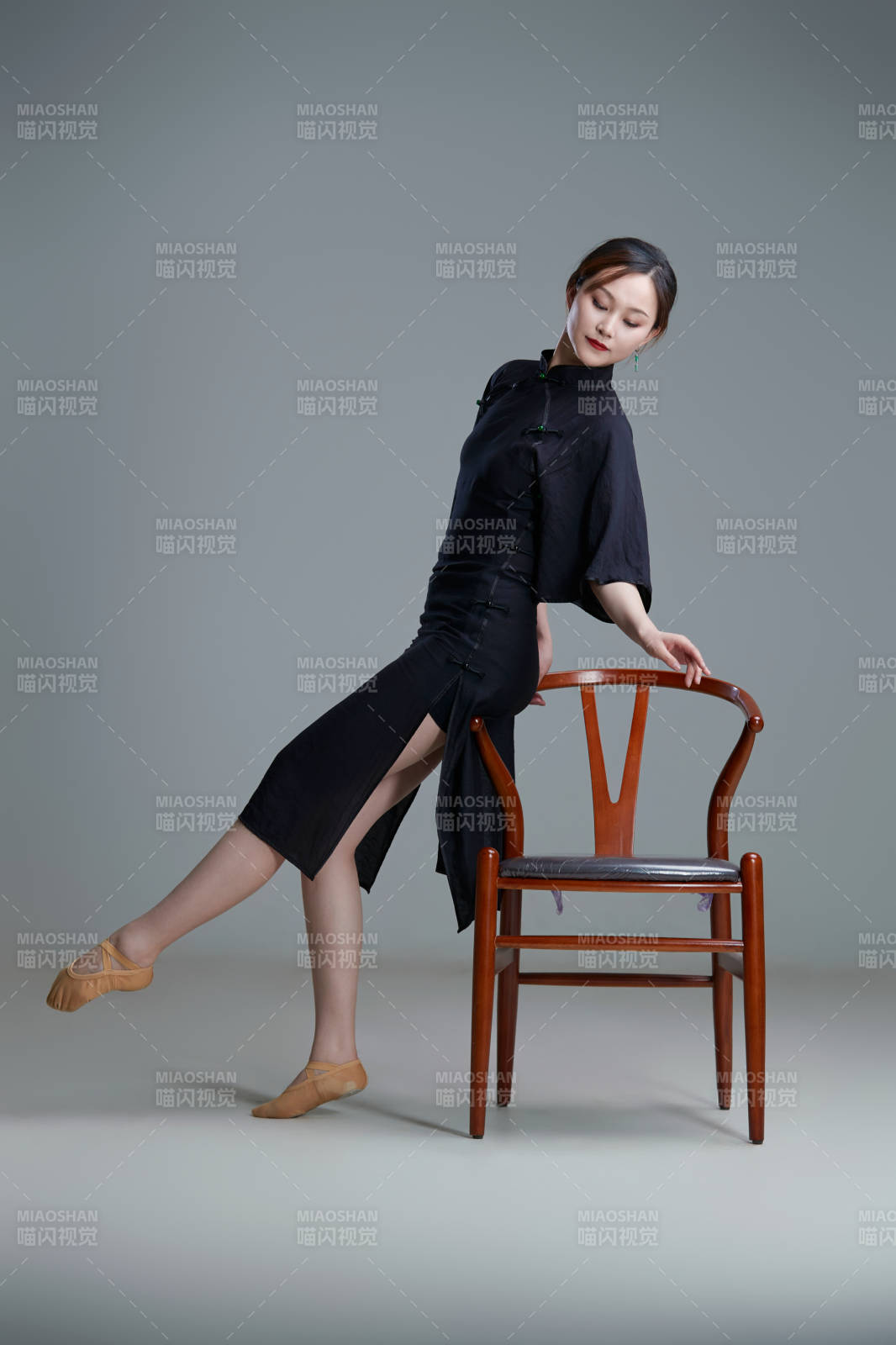 穿著中式旗袍翩翩舞蹈的亞洲少女舞者