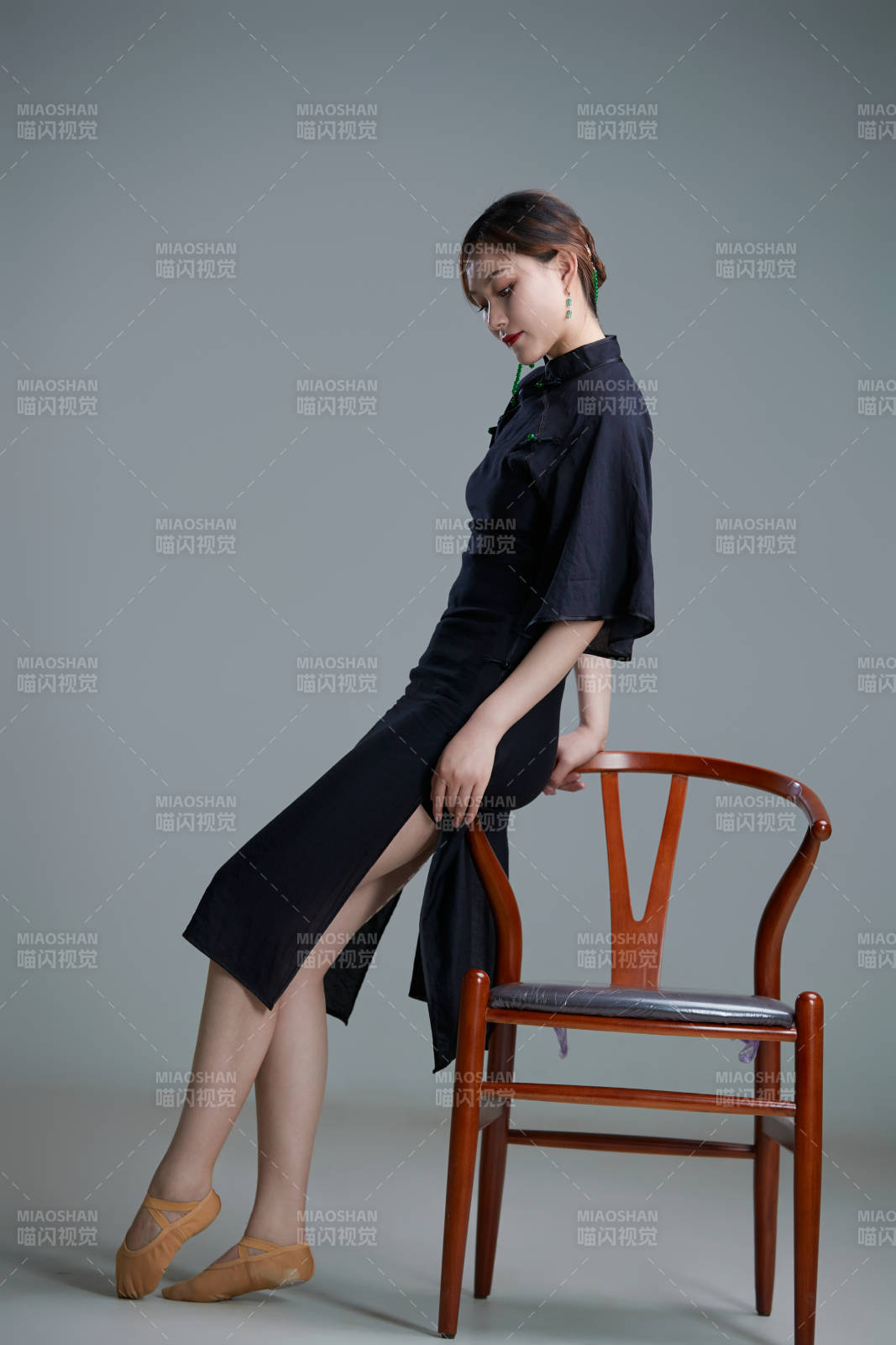 穿著中式旗袍翩翩舞蹈的亞洲少女舞者