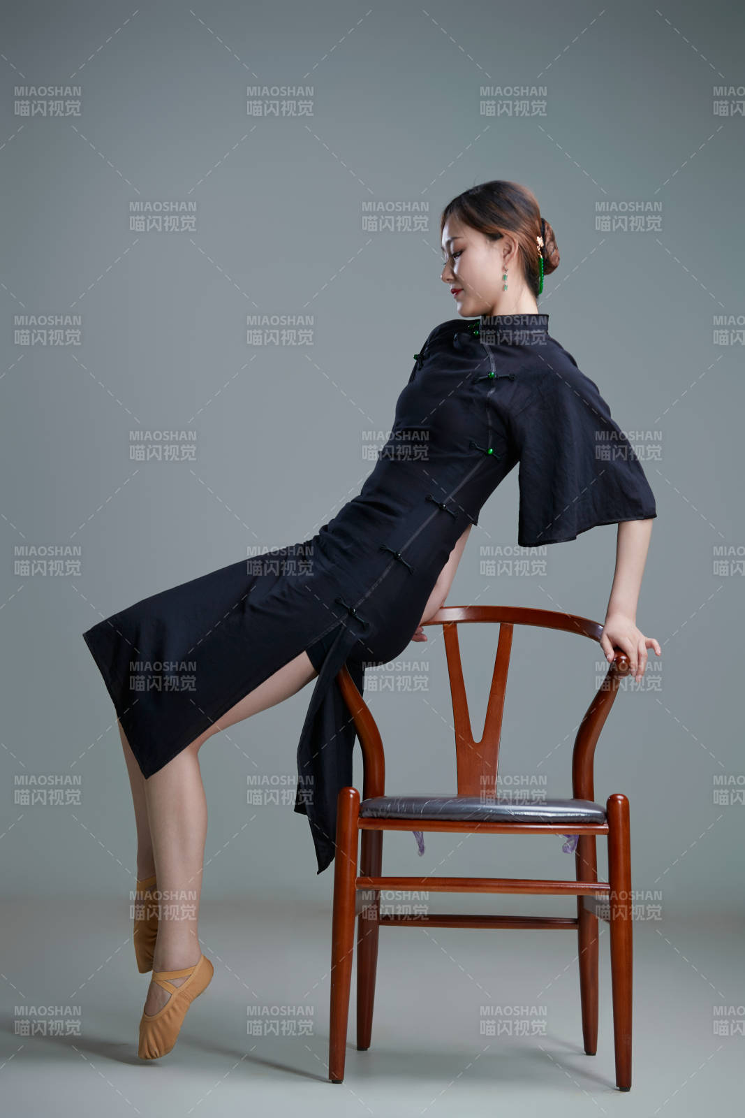 穿著中式旗袍翩翩舞蹈的亞洲少女舞者