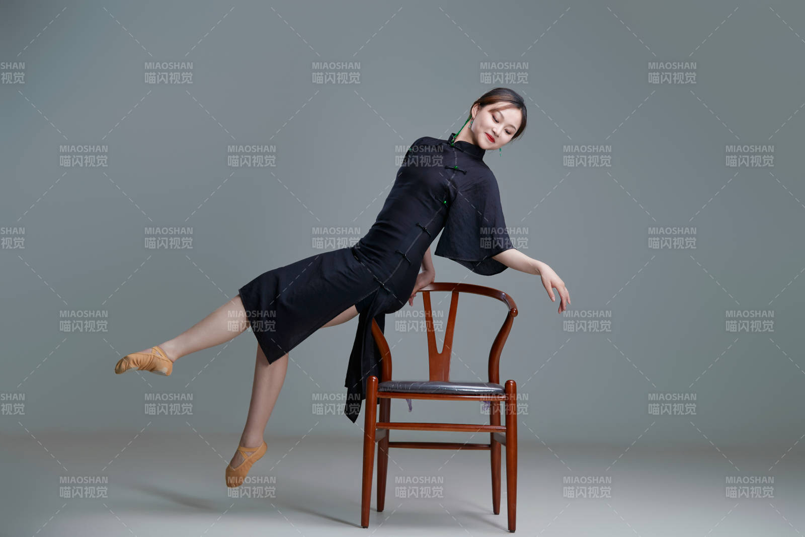 穿著中式旗袍翩翩舞蹈的亞洲少女舞者