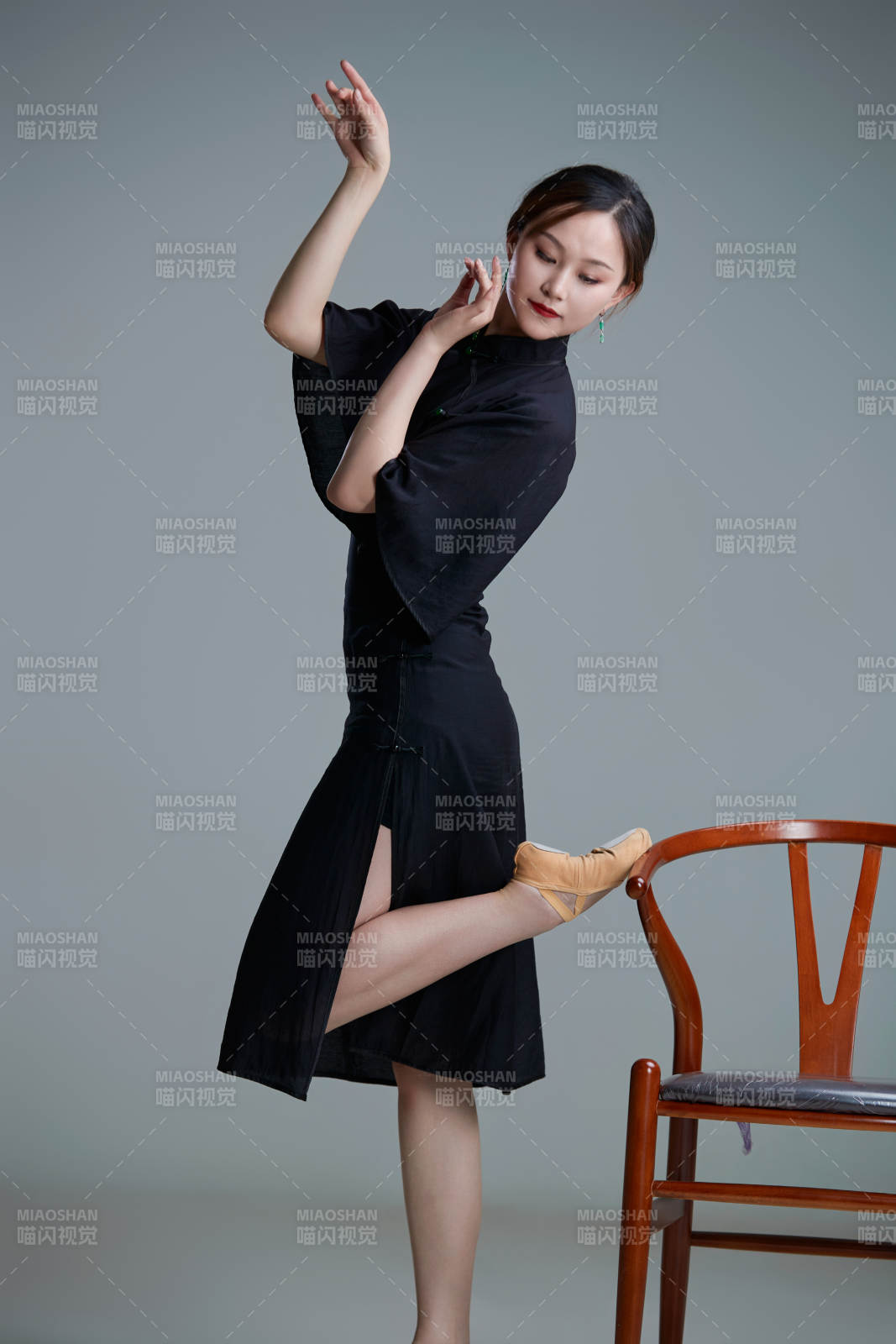 穿著中式旗袍翩翩舞蹈的亞洲少女舞者