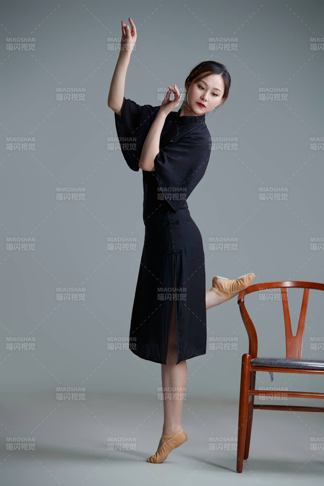 穿著中式旗袍翩翩舞蹈的亞洲少女舞者