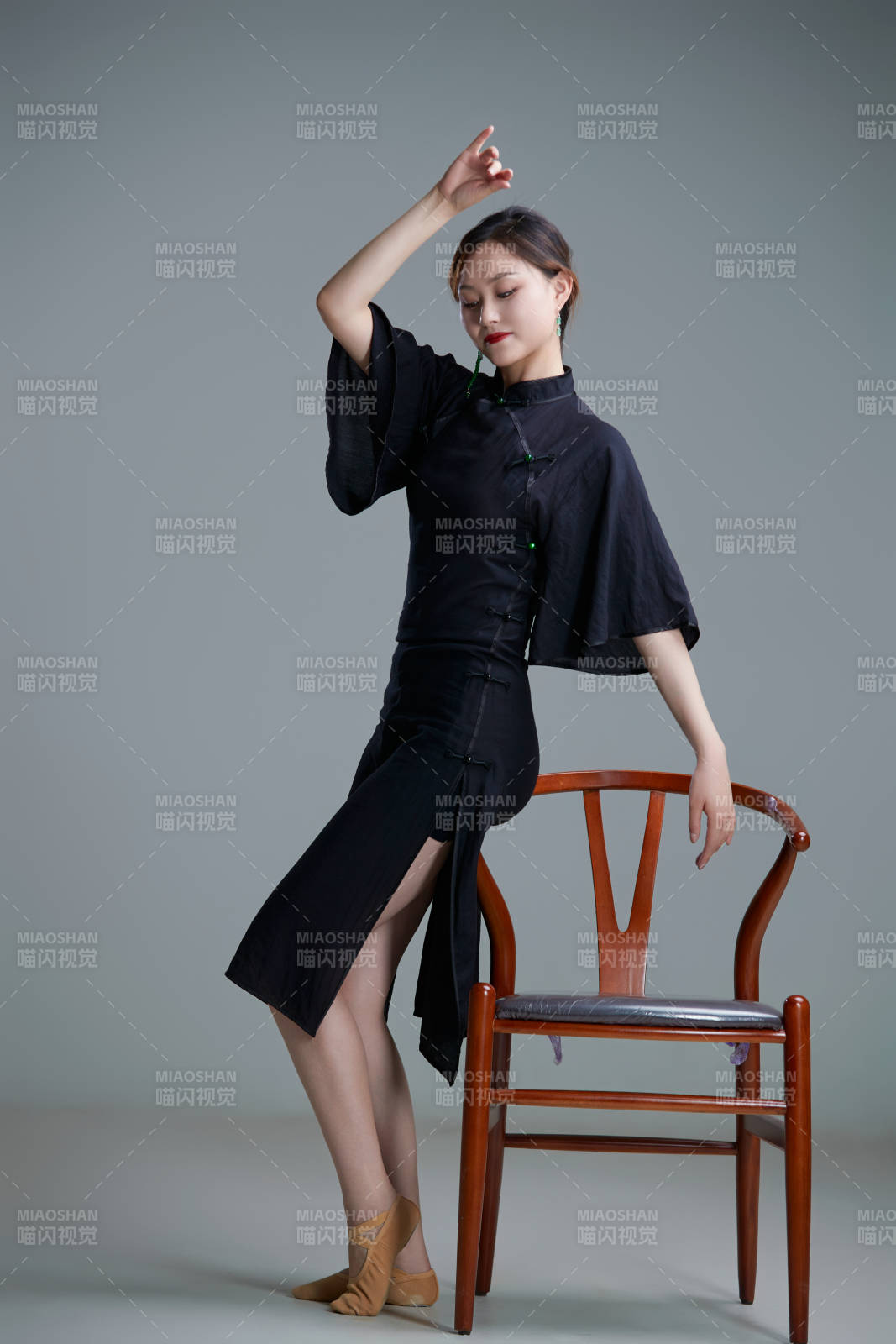 穿著中式旗袍翩翩舞蹈的亞洲少女舞者