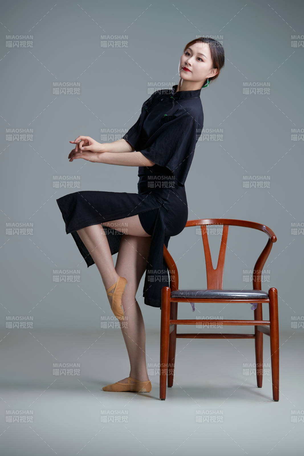 穿著中式旗袍翩翩舞蹈的亞洲少女舞者