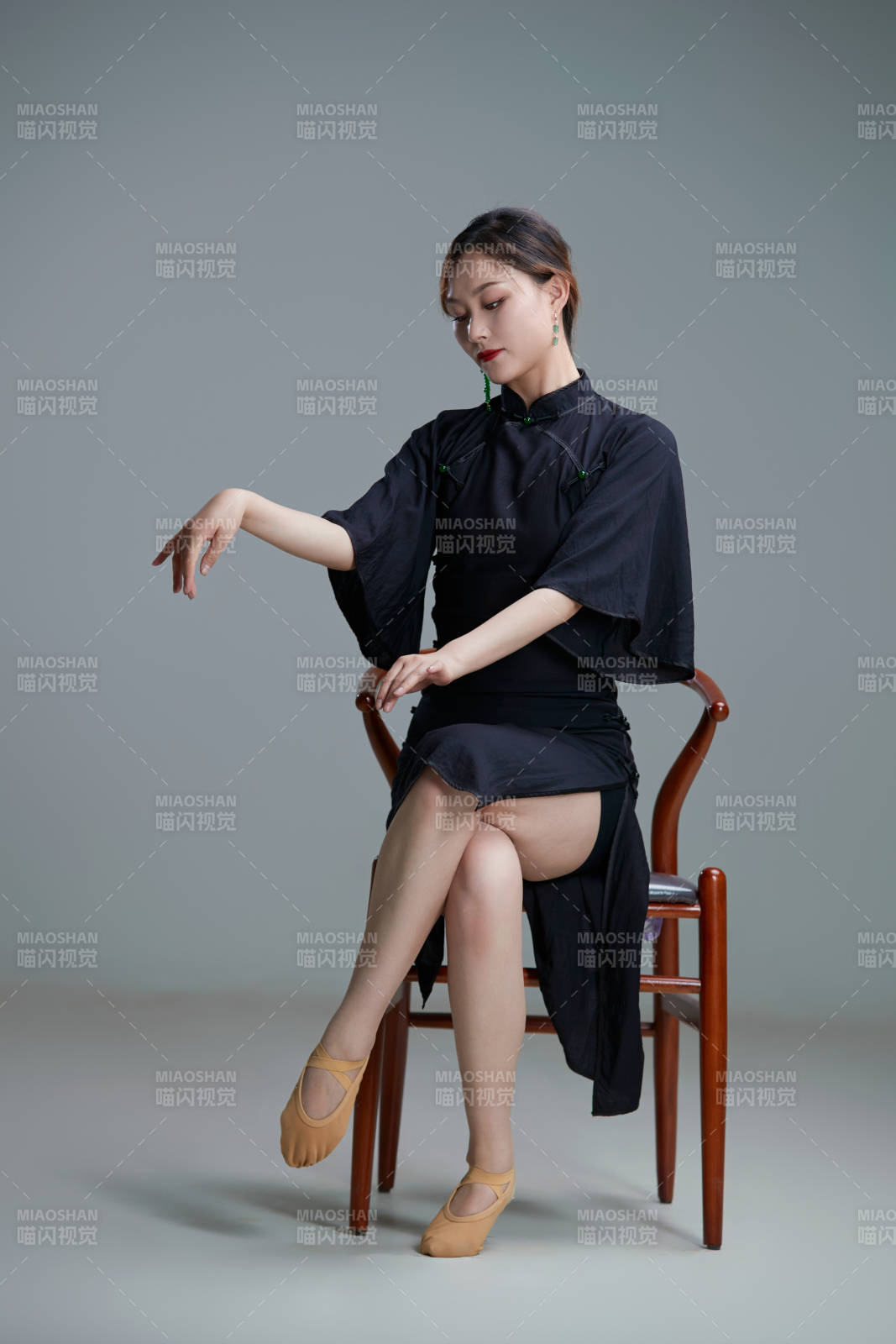 穿著中式旗袍翩翩舞蹈的亞洲少女舞者