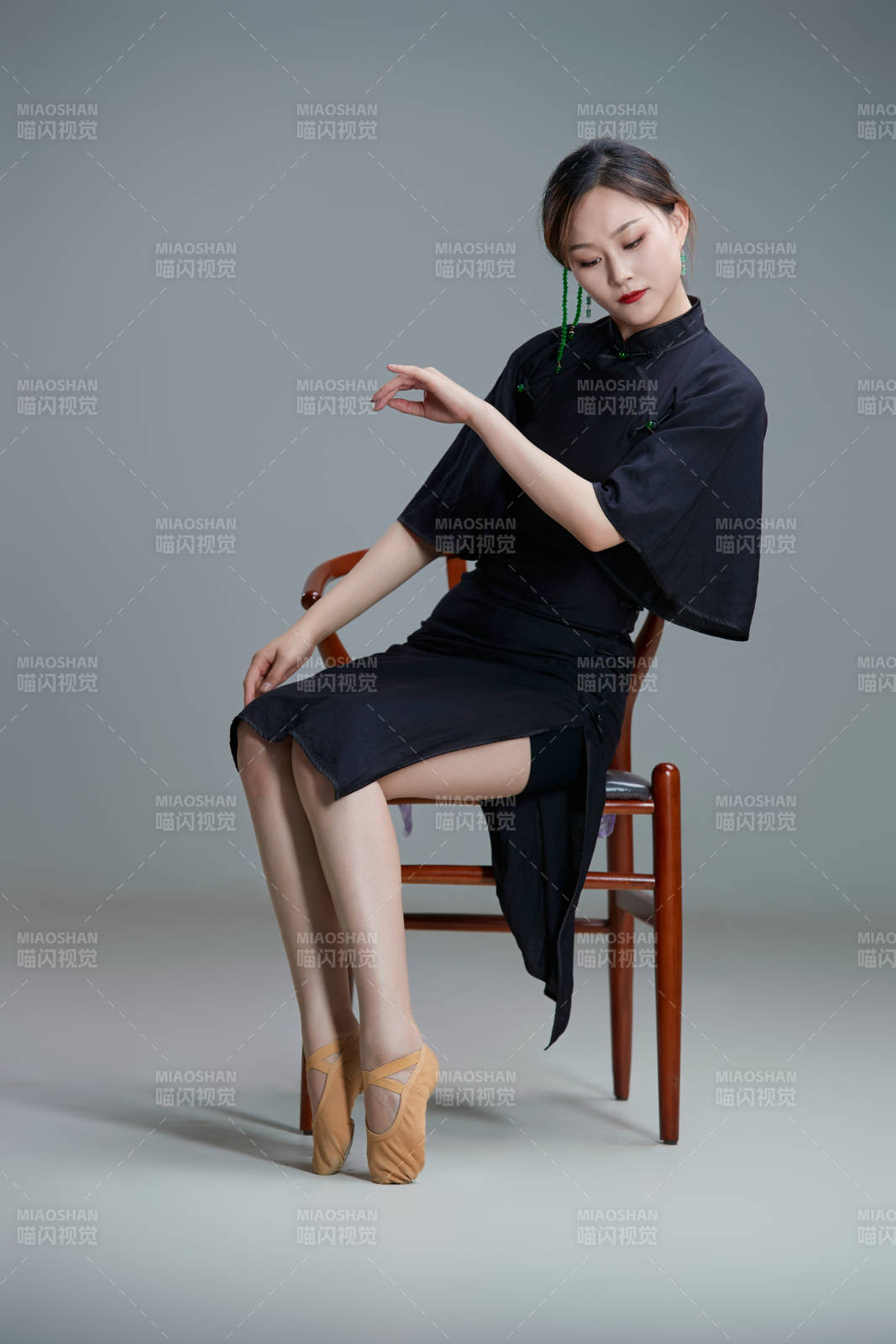 穿著中式旗袍翩翩舞蹈的亞洲少女舞者