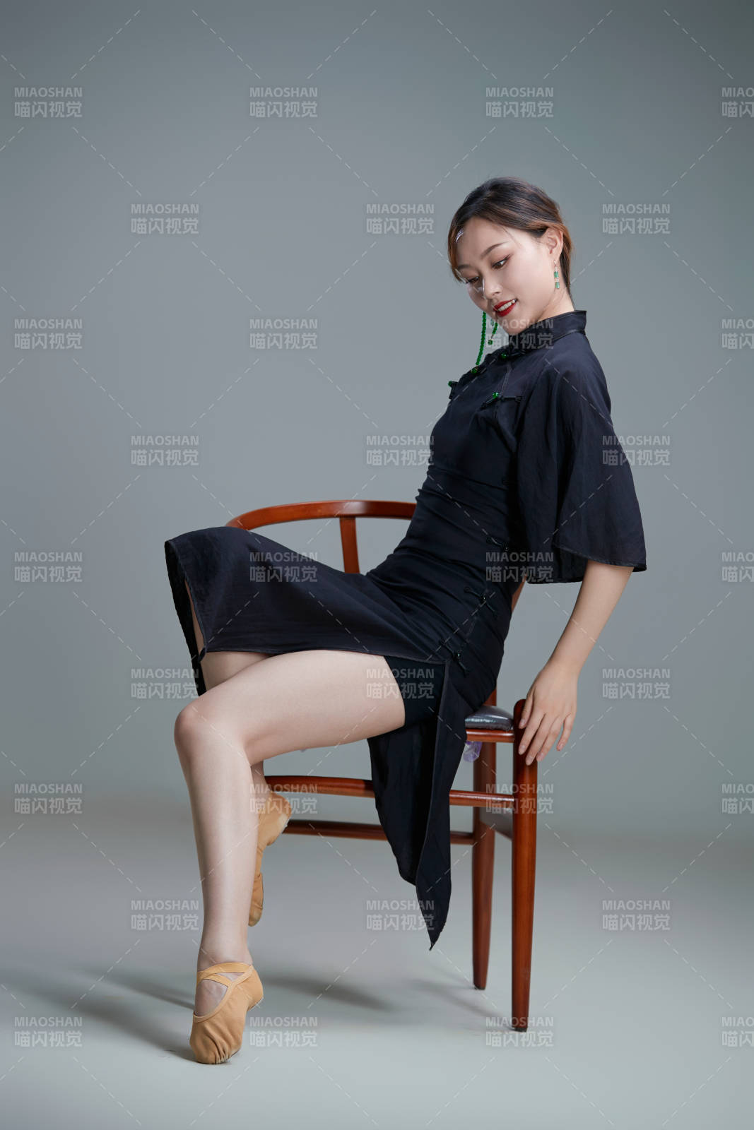 穿著中式旗袍翩翩舞蹈的亞洲少女舞者