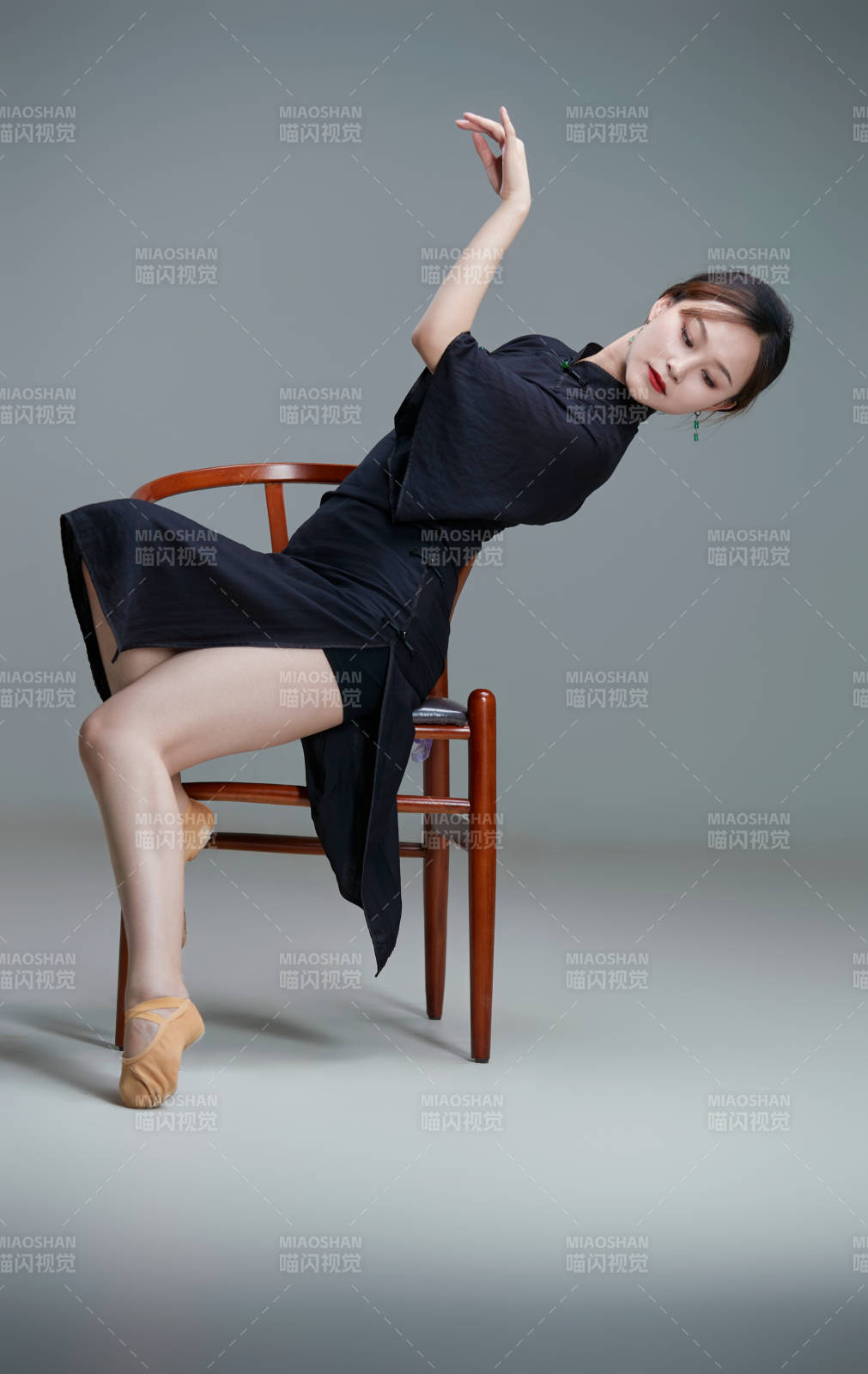 穿著中式旗袍翩翩舞蹈的亞洲少女舞者