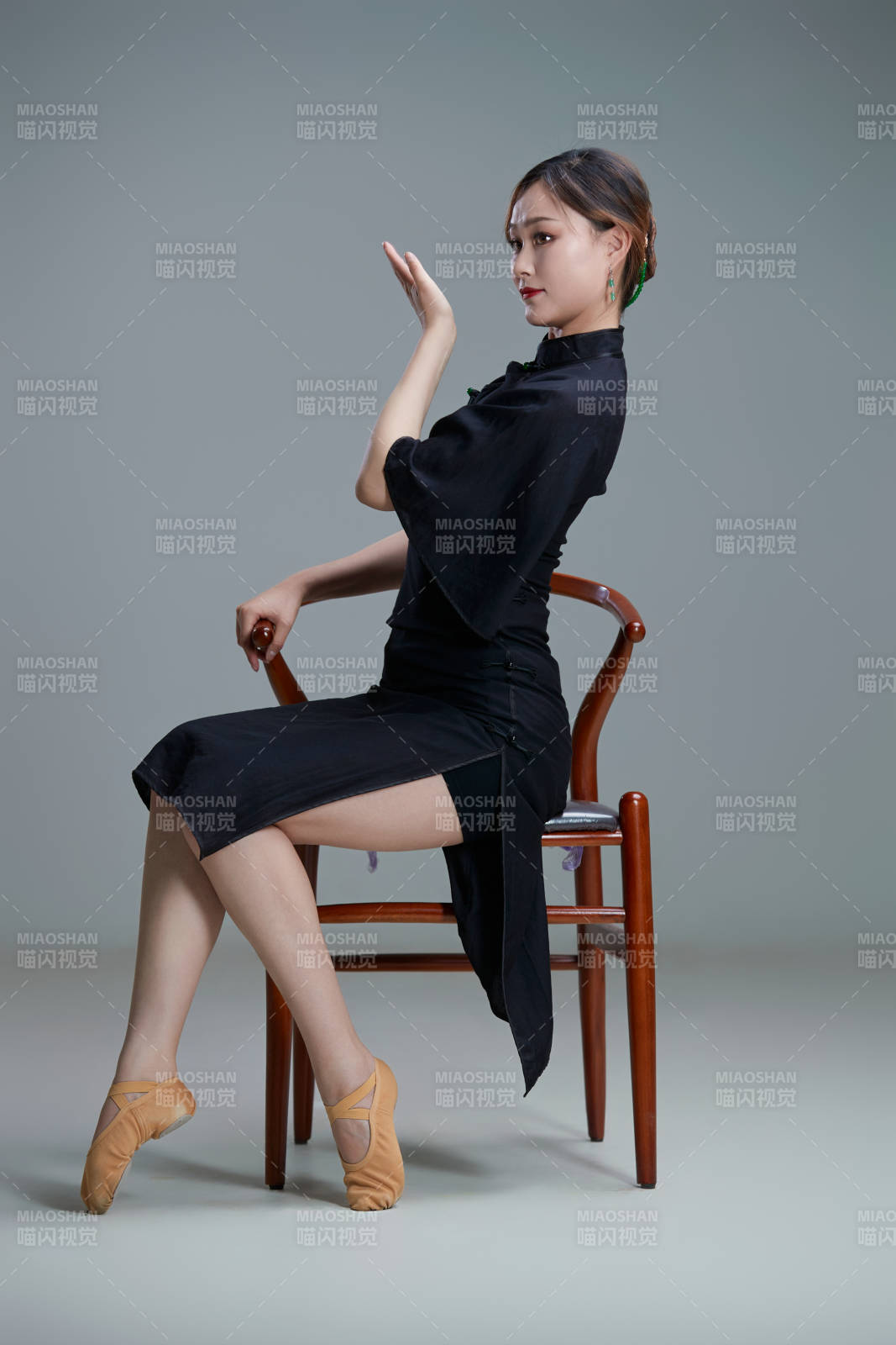 穿著中式旗袍翩翩舞蹈的亞洲少女舞者