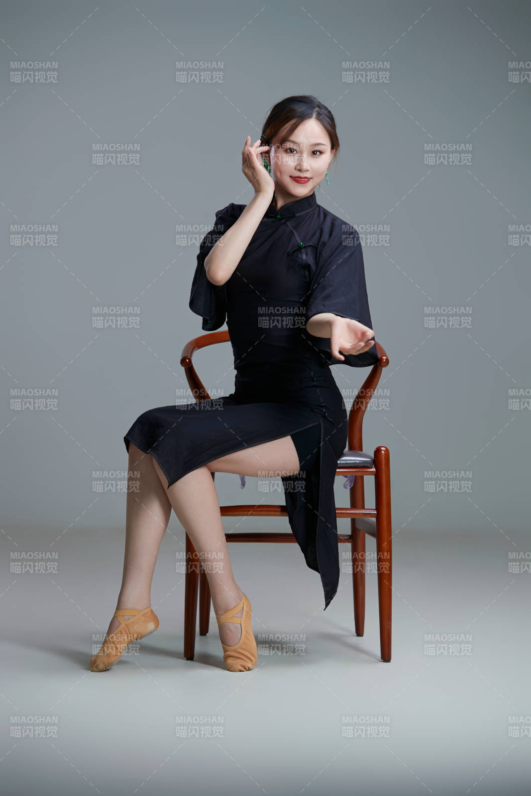 穿著中式旗袍翩翩舞蹈的亞洲少女舞者