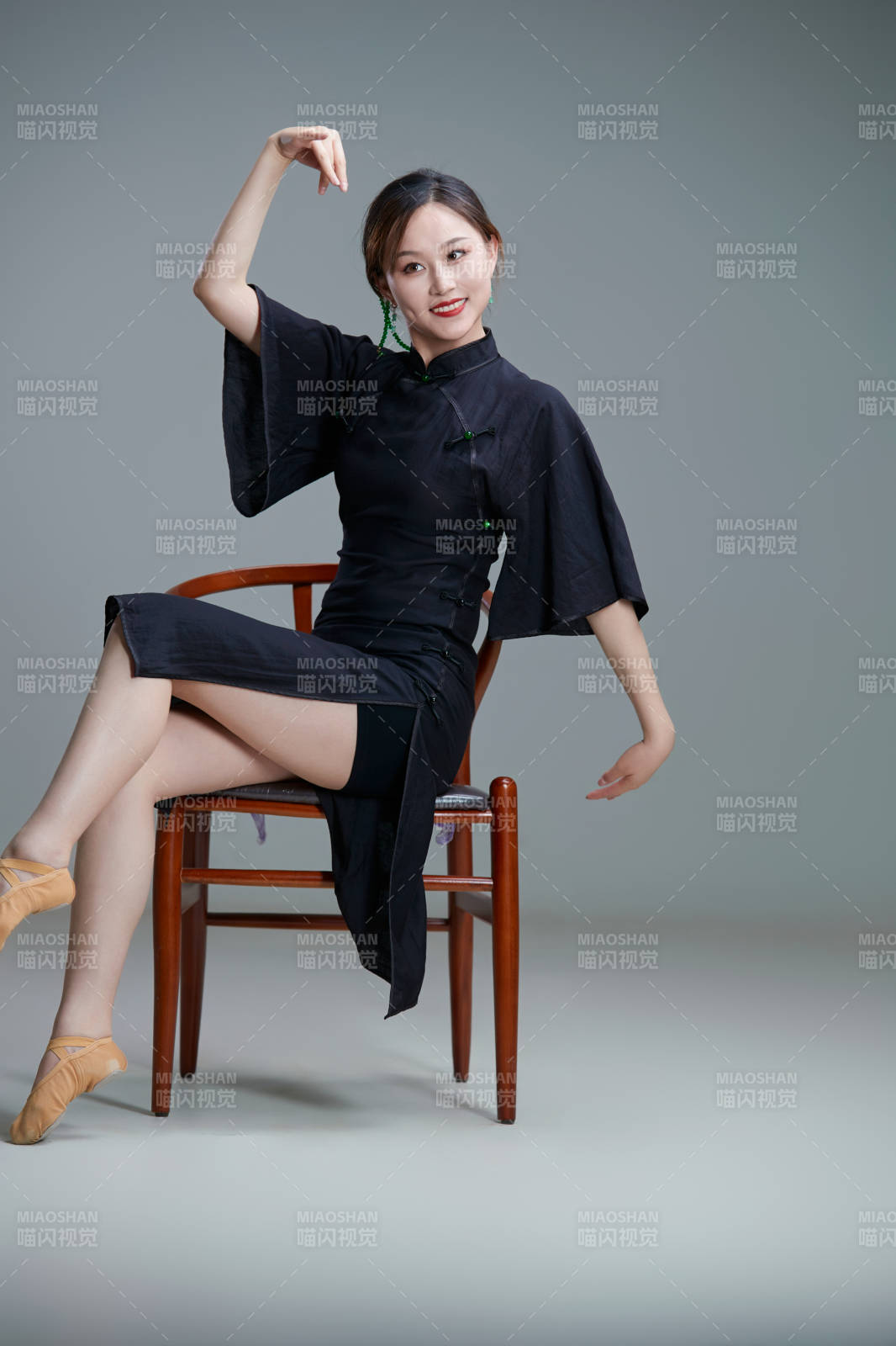 穿著中式旗袍翩翩舞蹈的亞洲少女舞者