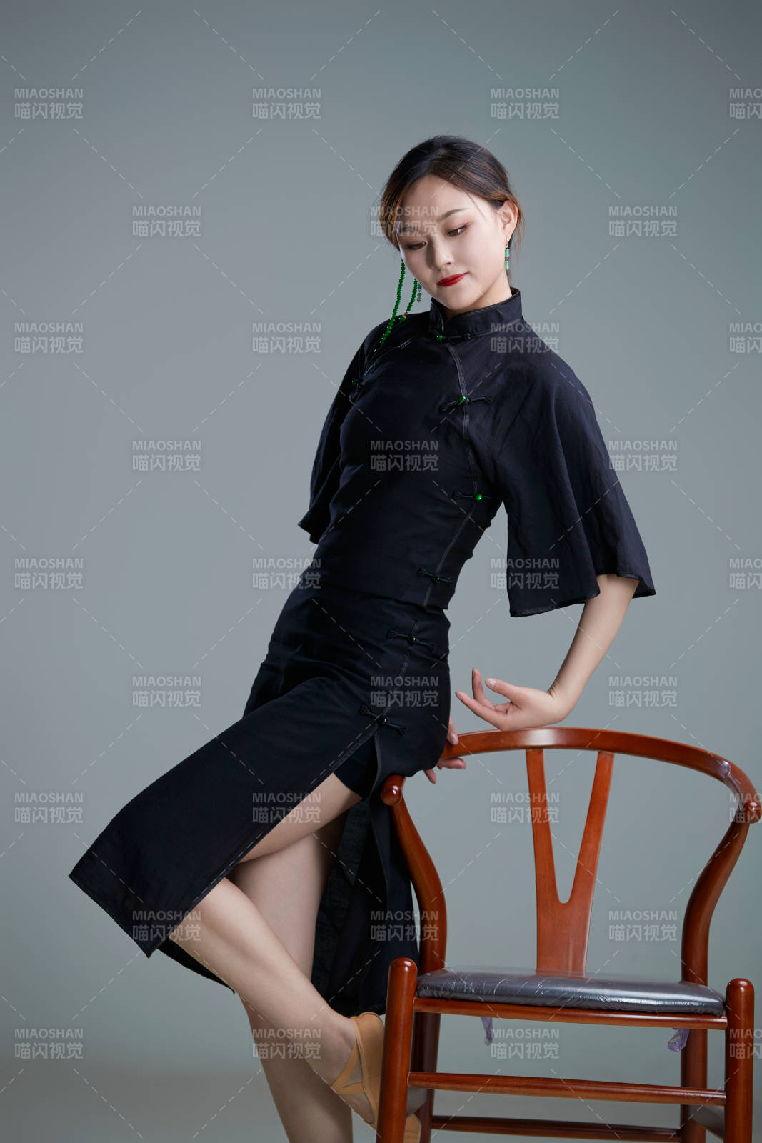 穿著中式旗袍翩翩舞蹈的亞洲少女舞者