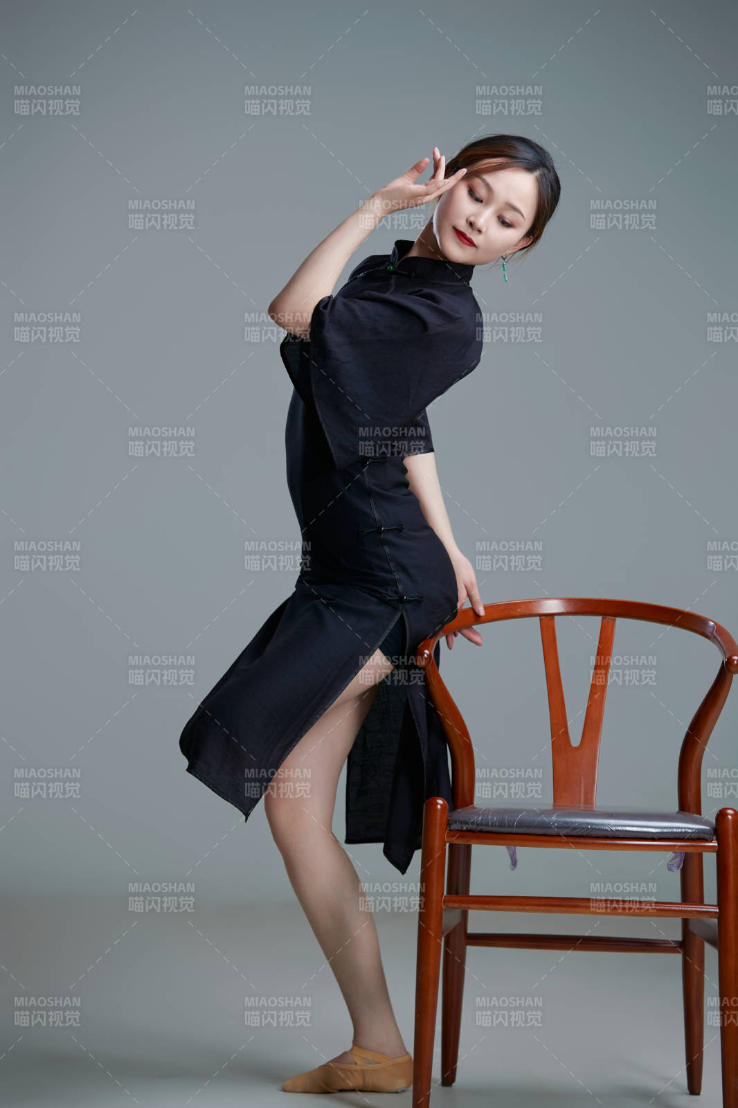 穿著中式旗袍翩翩舞蹈的亞洲少女舞者