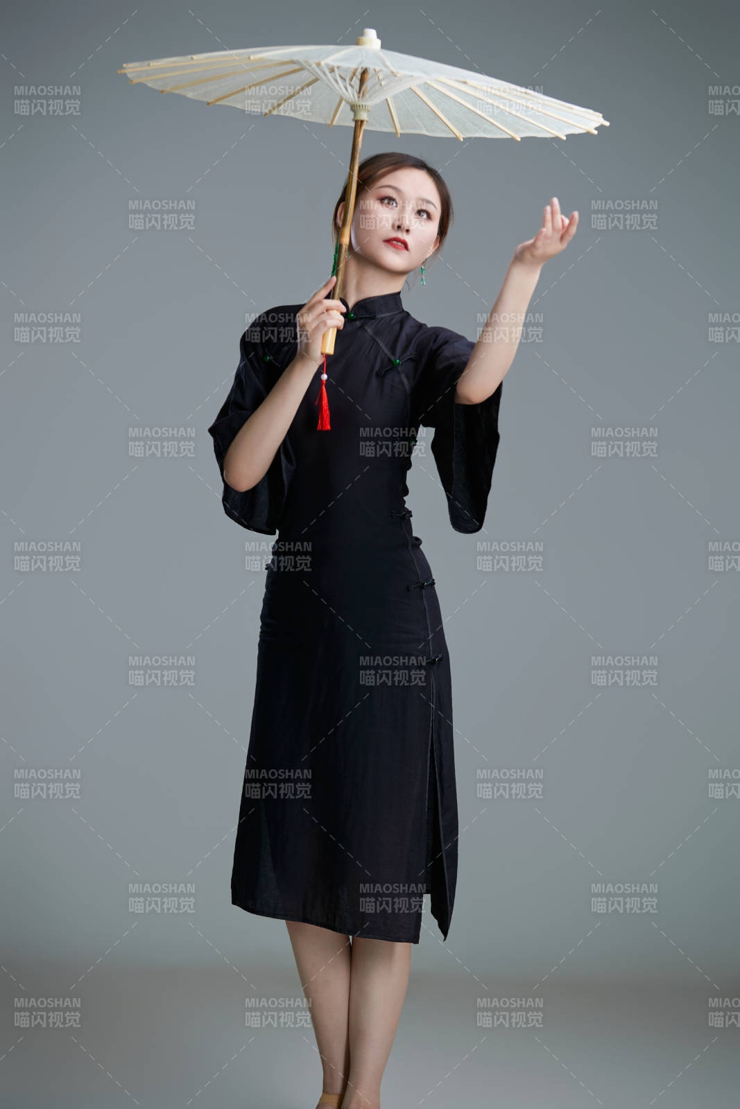 穿中式旗袍手拿油紙傘翩翩舞蹈的亞洲少女舞者