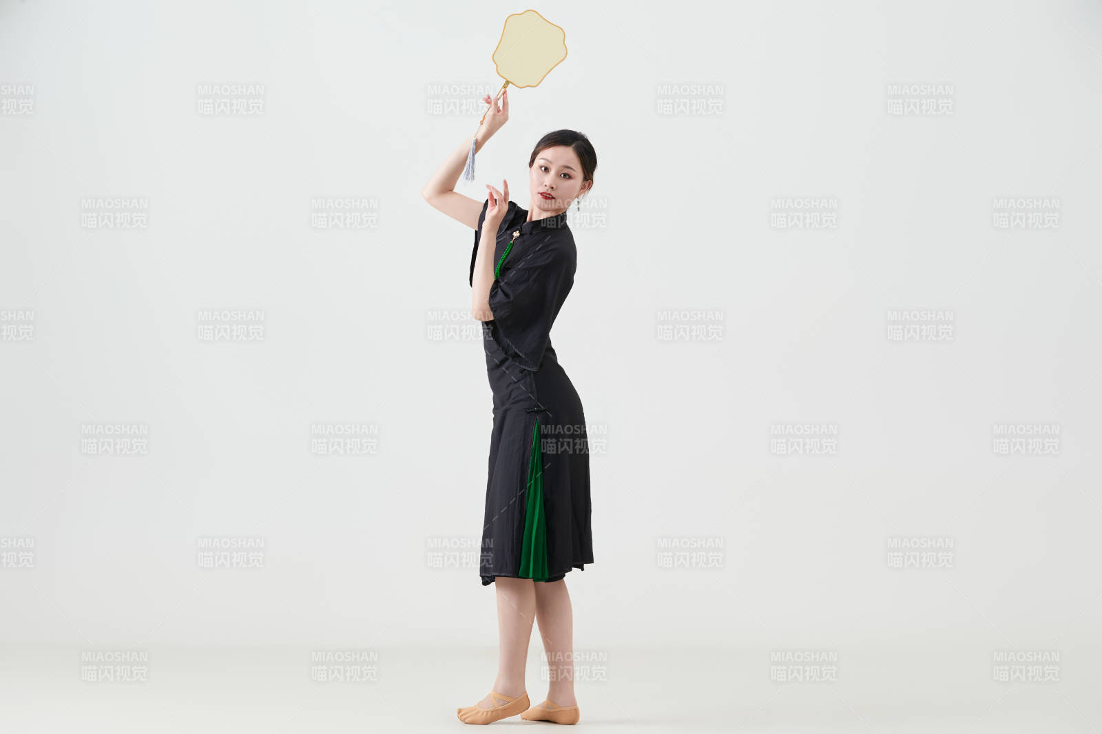 穿著中式旗袍翩翩舞蹈的亞洲少女舞者